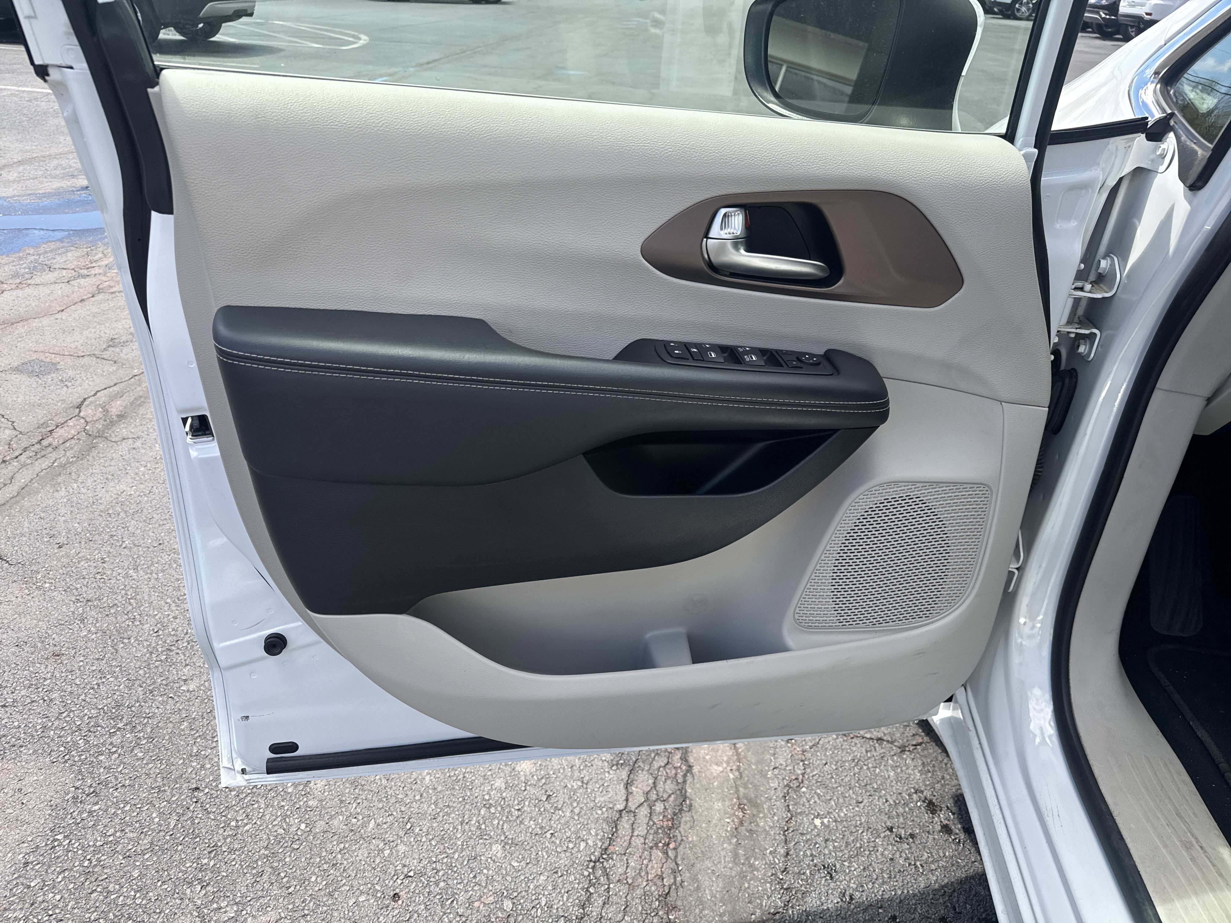 2023 Chrysler Voyager LX