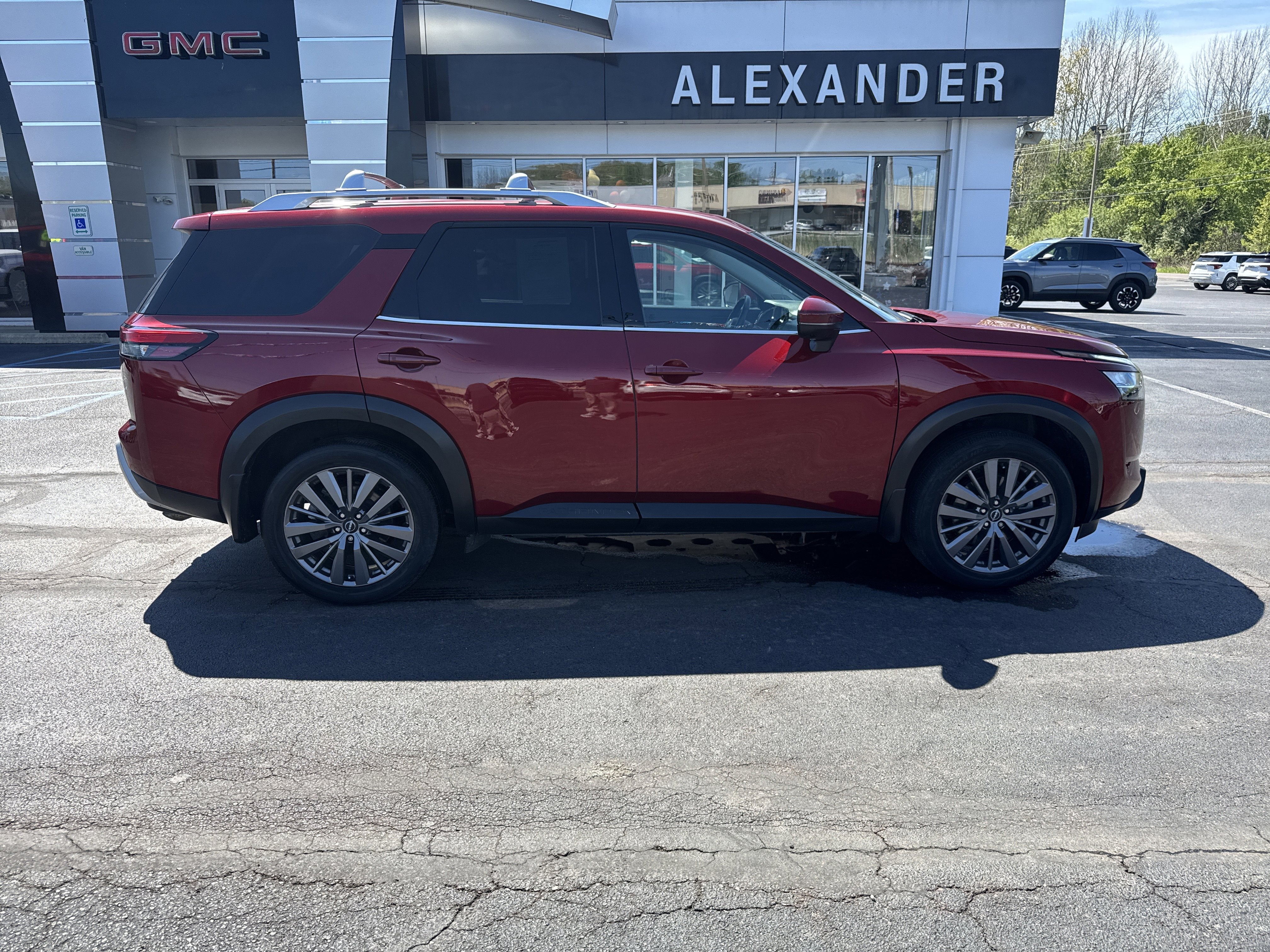 2023 Nissan Pathfinder SL