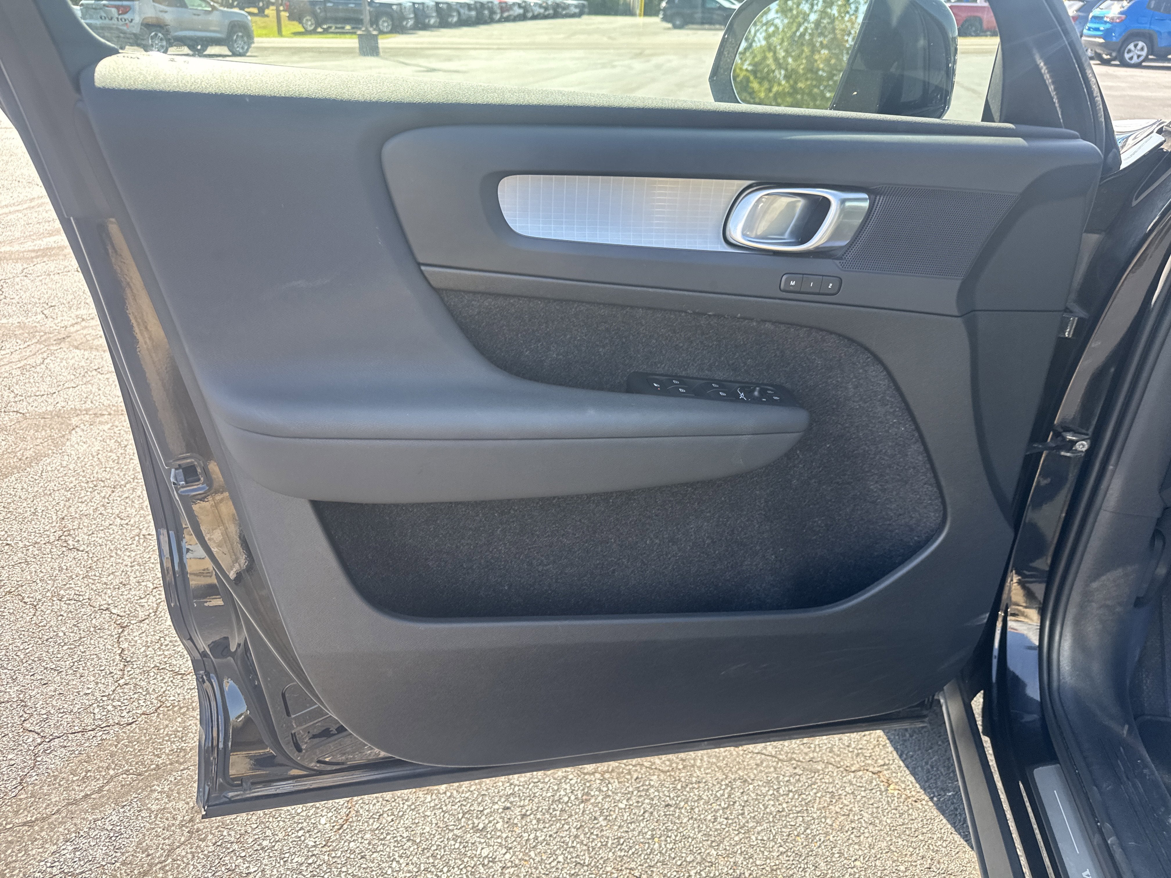 2024 Volvo XC40 Core Bright Theme