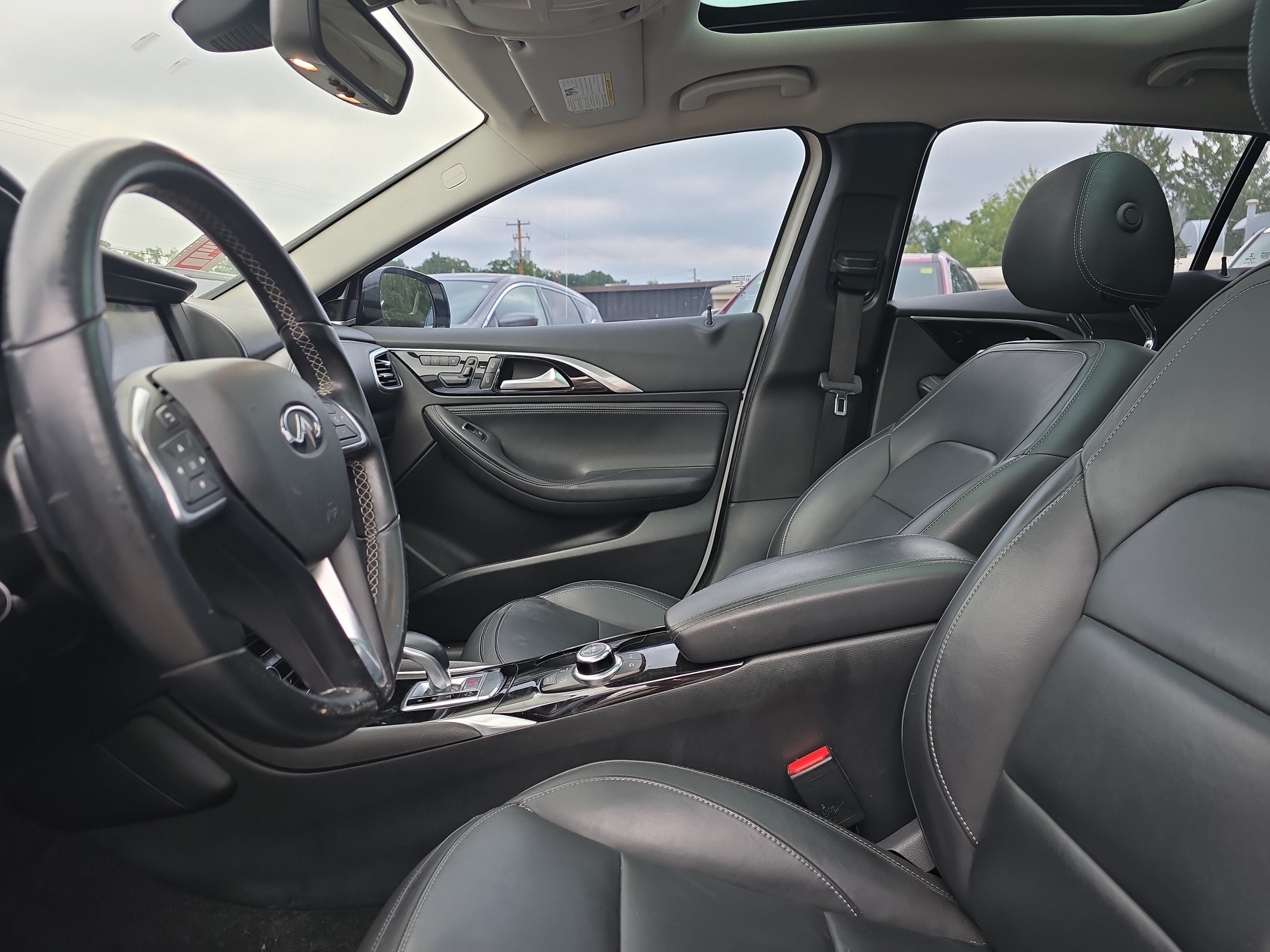 2017 INFINITI QX30 Premium