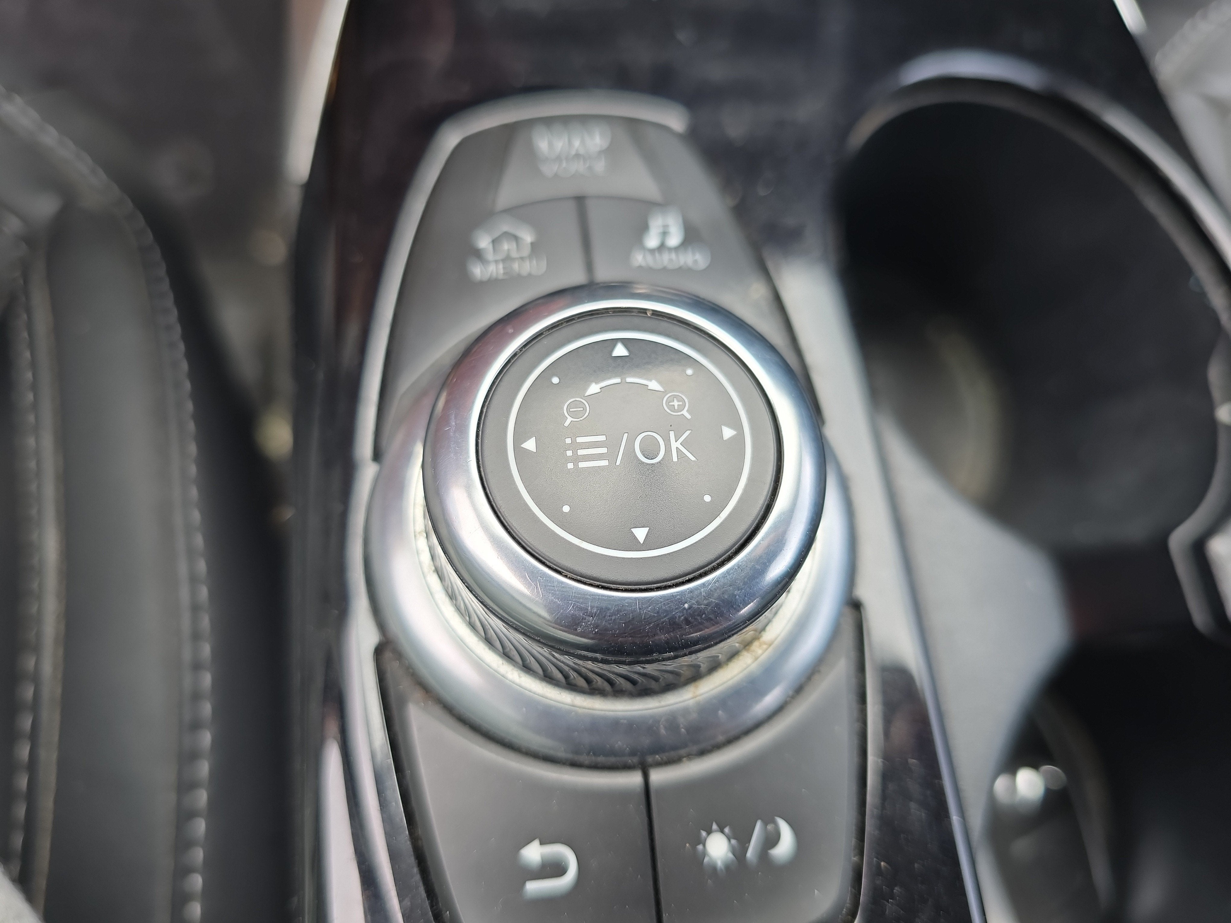 2017 INFINITI QX30 Premium