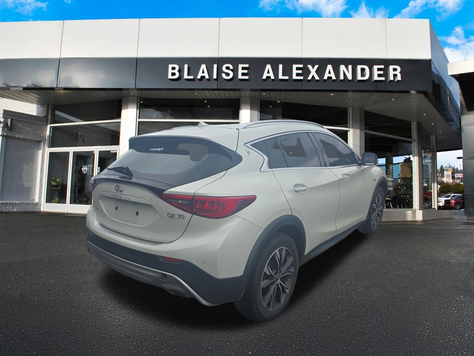 2017 INFINITI QX30 Premium