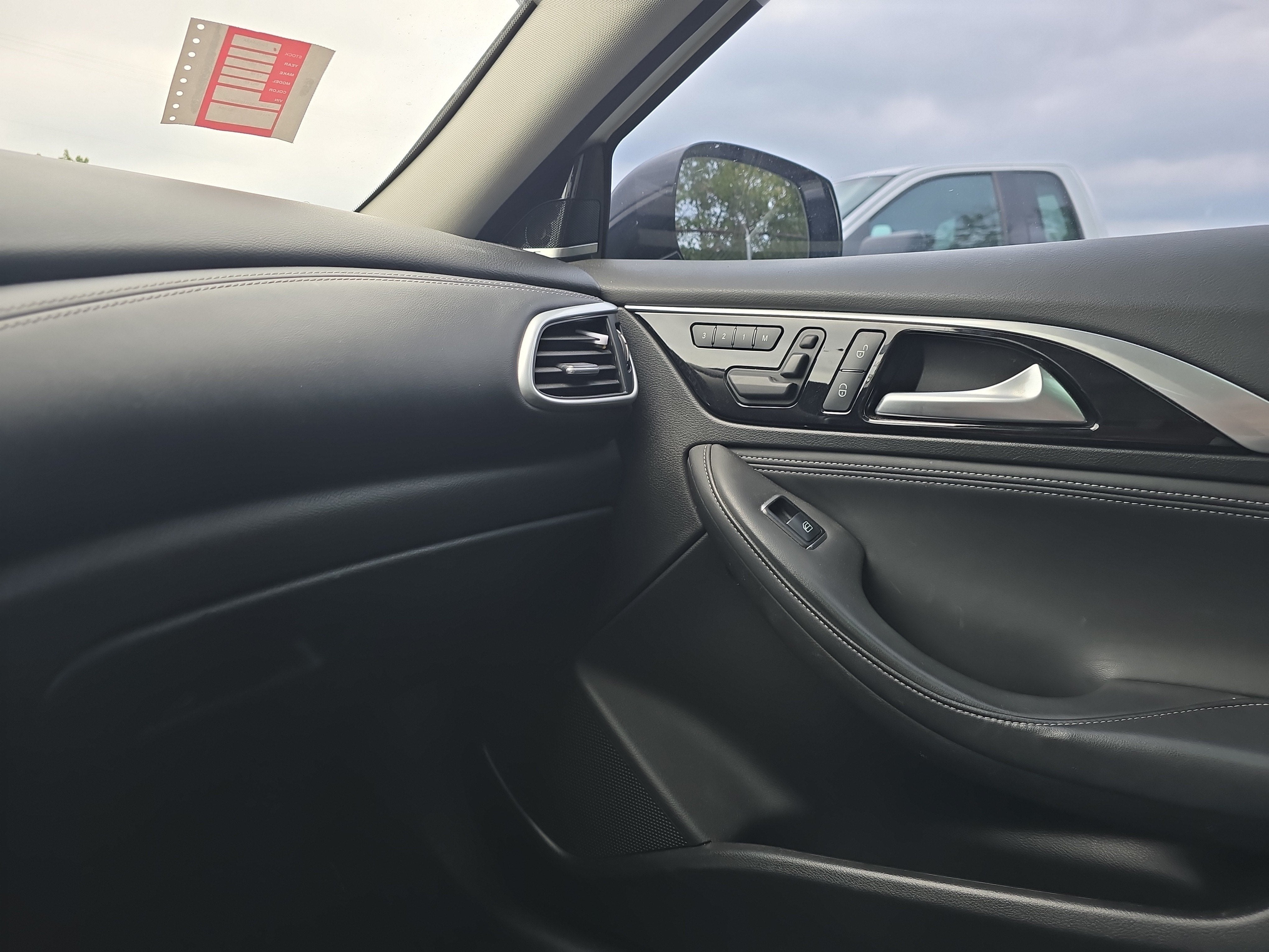 2017 INFINITI QX30 Premium
