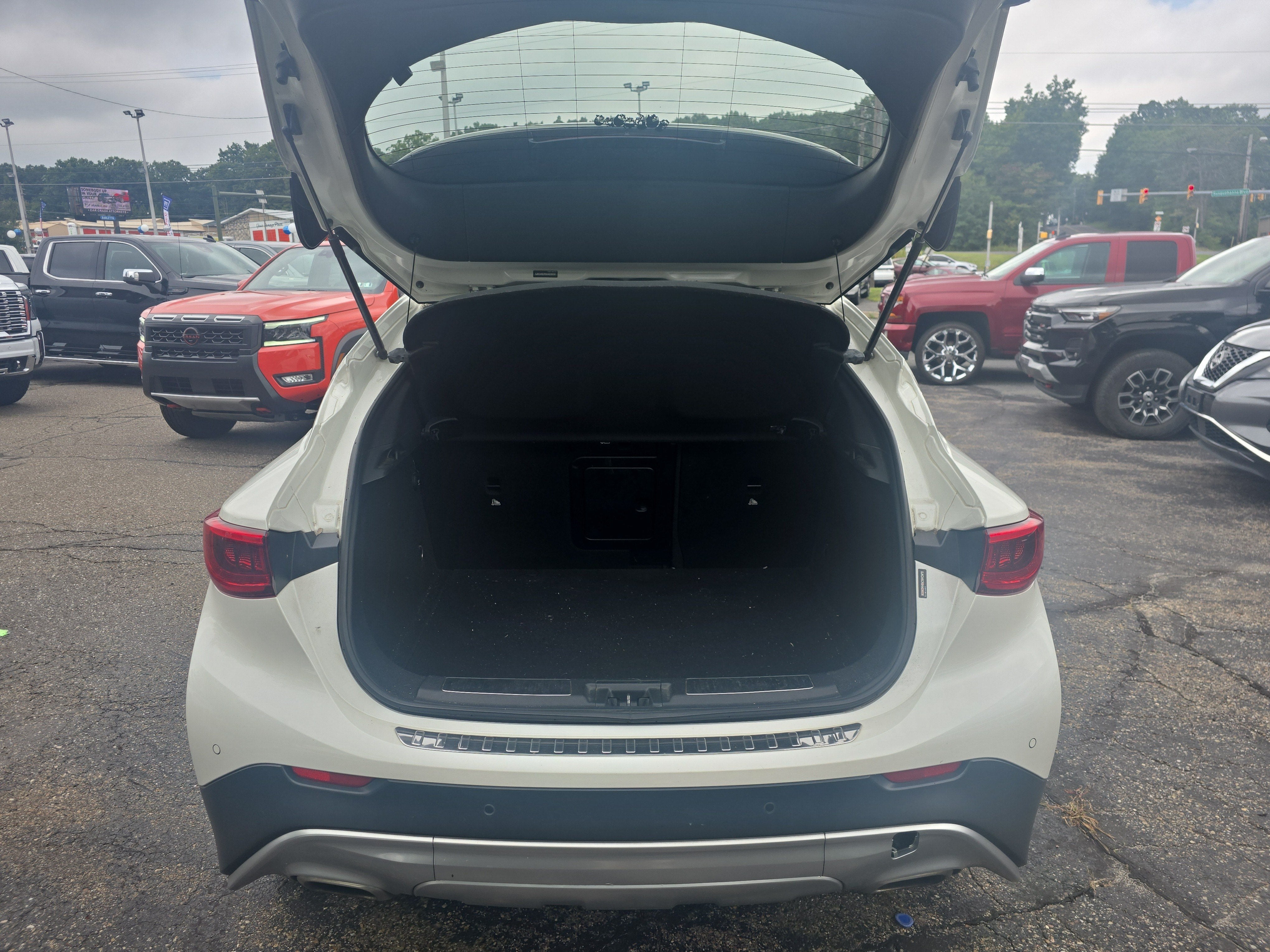 2017 INFINITI QX30 Premium