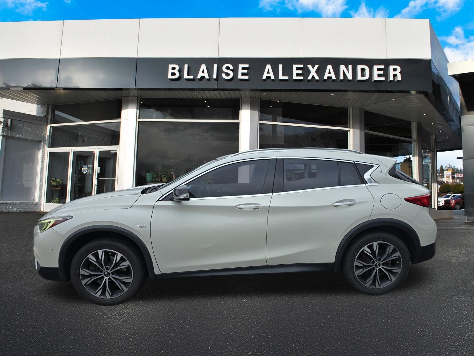 2017 INFINITI QX30 Premium