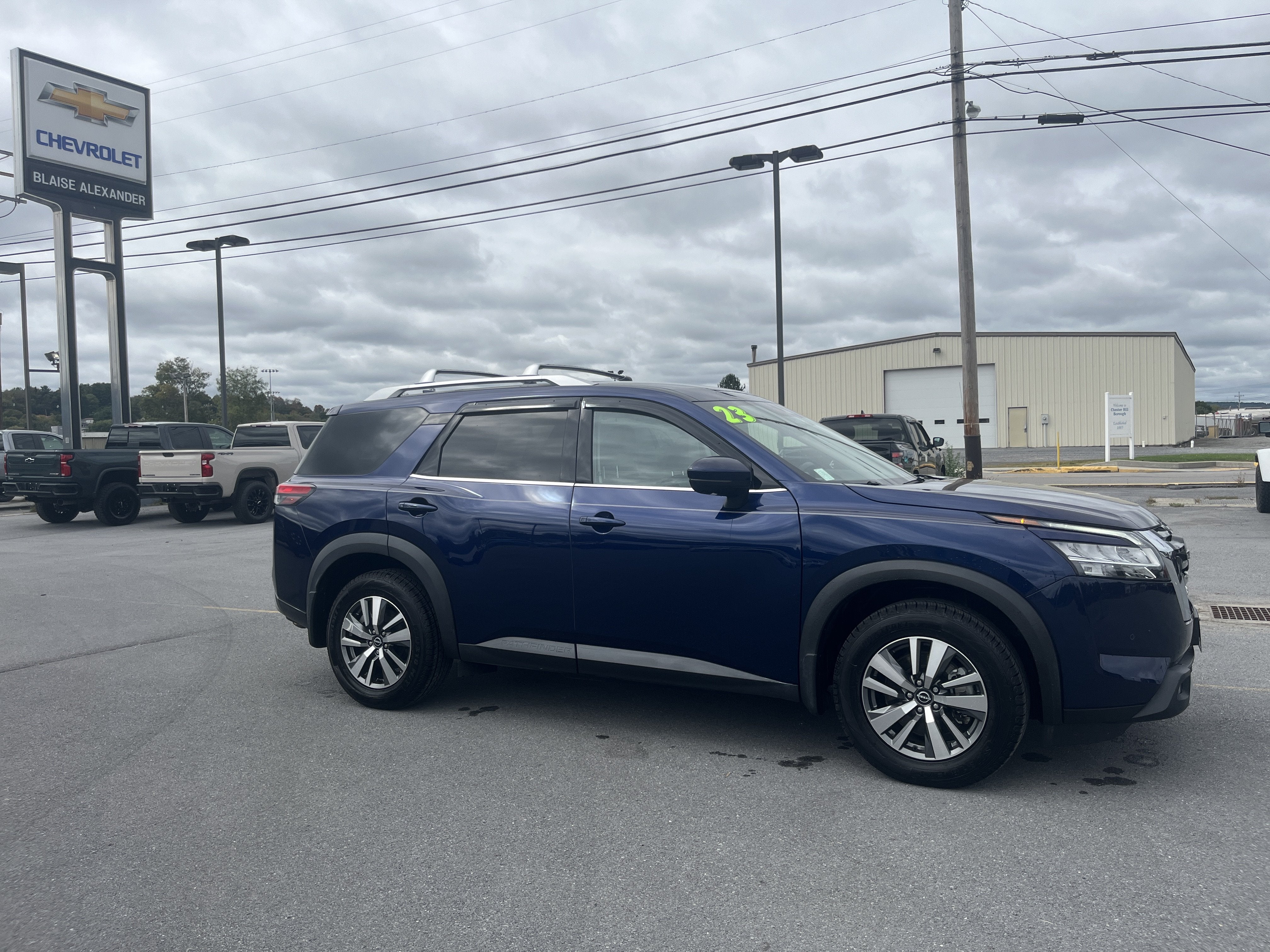 2023 Nissan Pathfinder SL