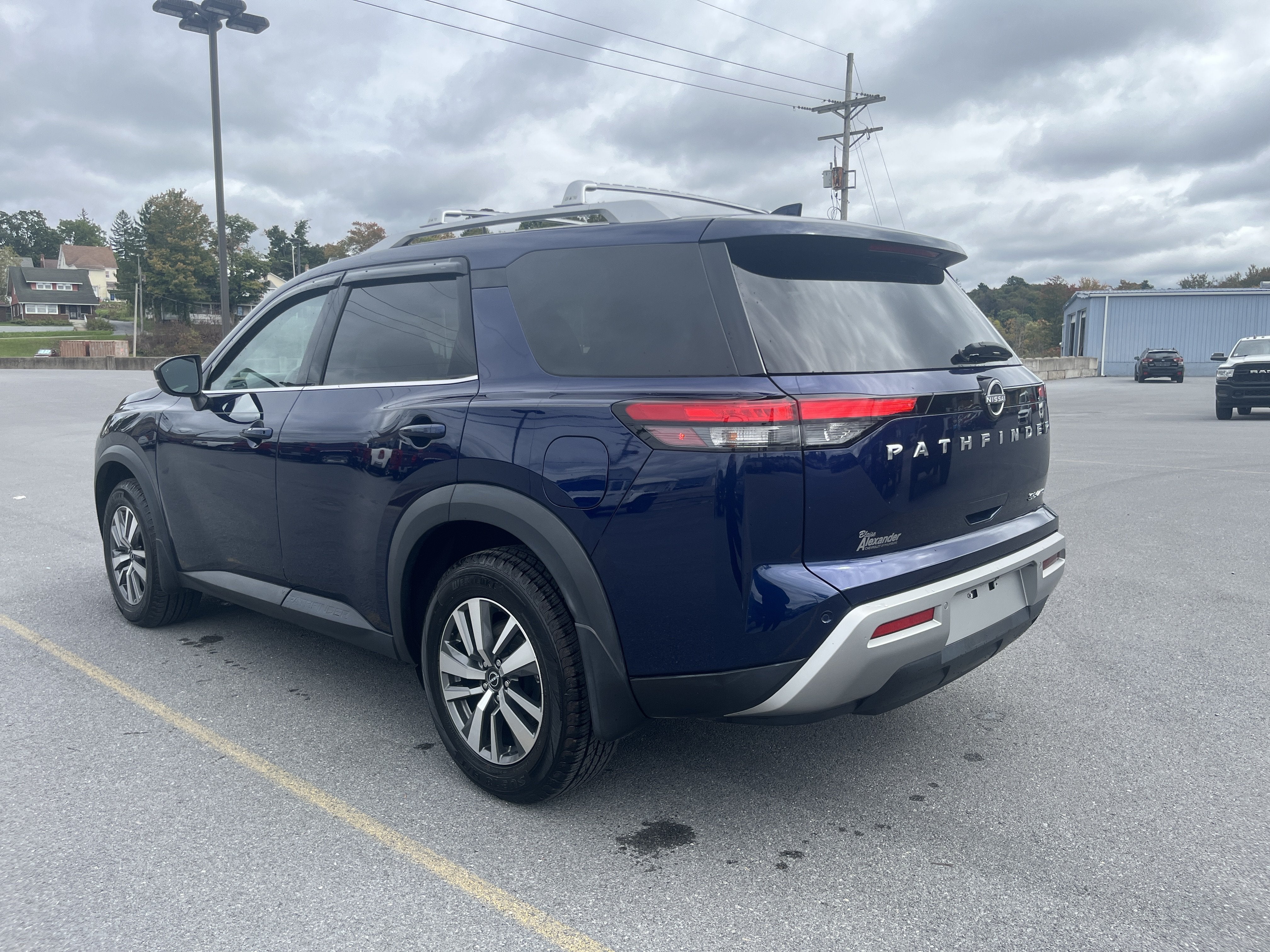 2023 Nissan Pathfinder SL