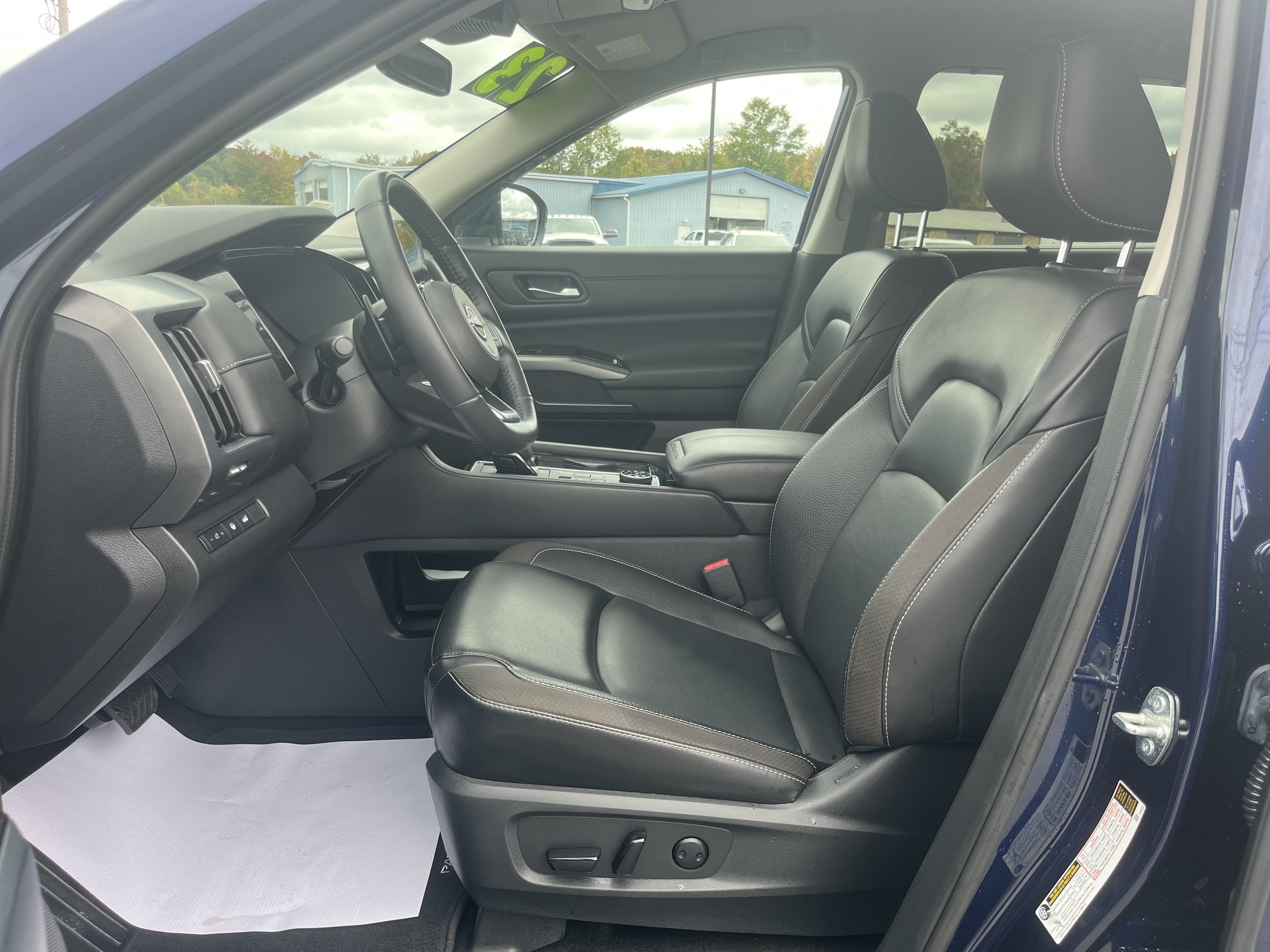 2023 Nissan Pathfinder SL