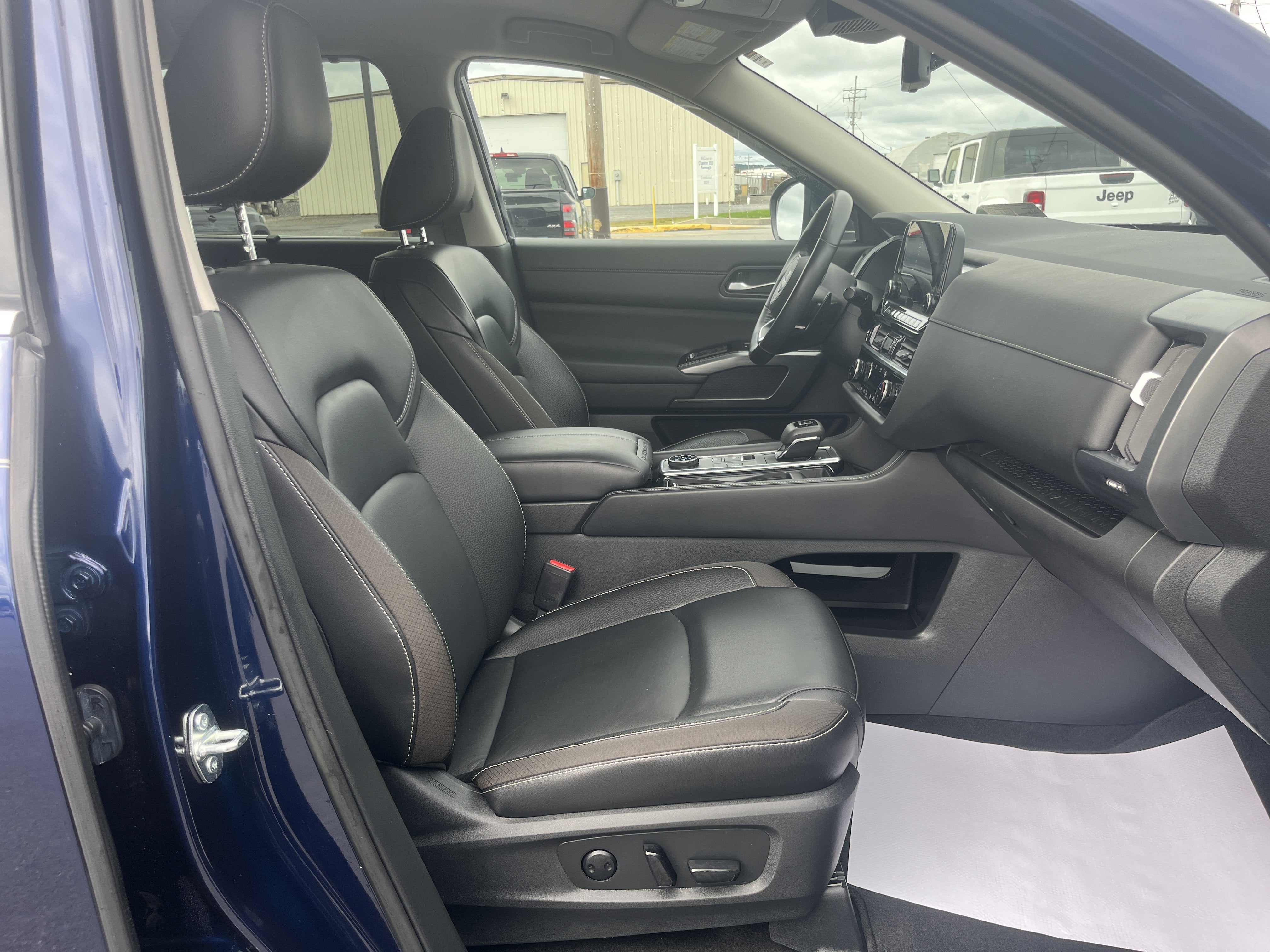 2023 Nissan Pathfinder SL
