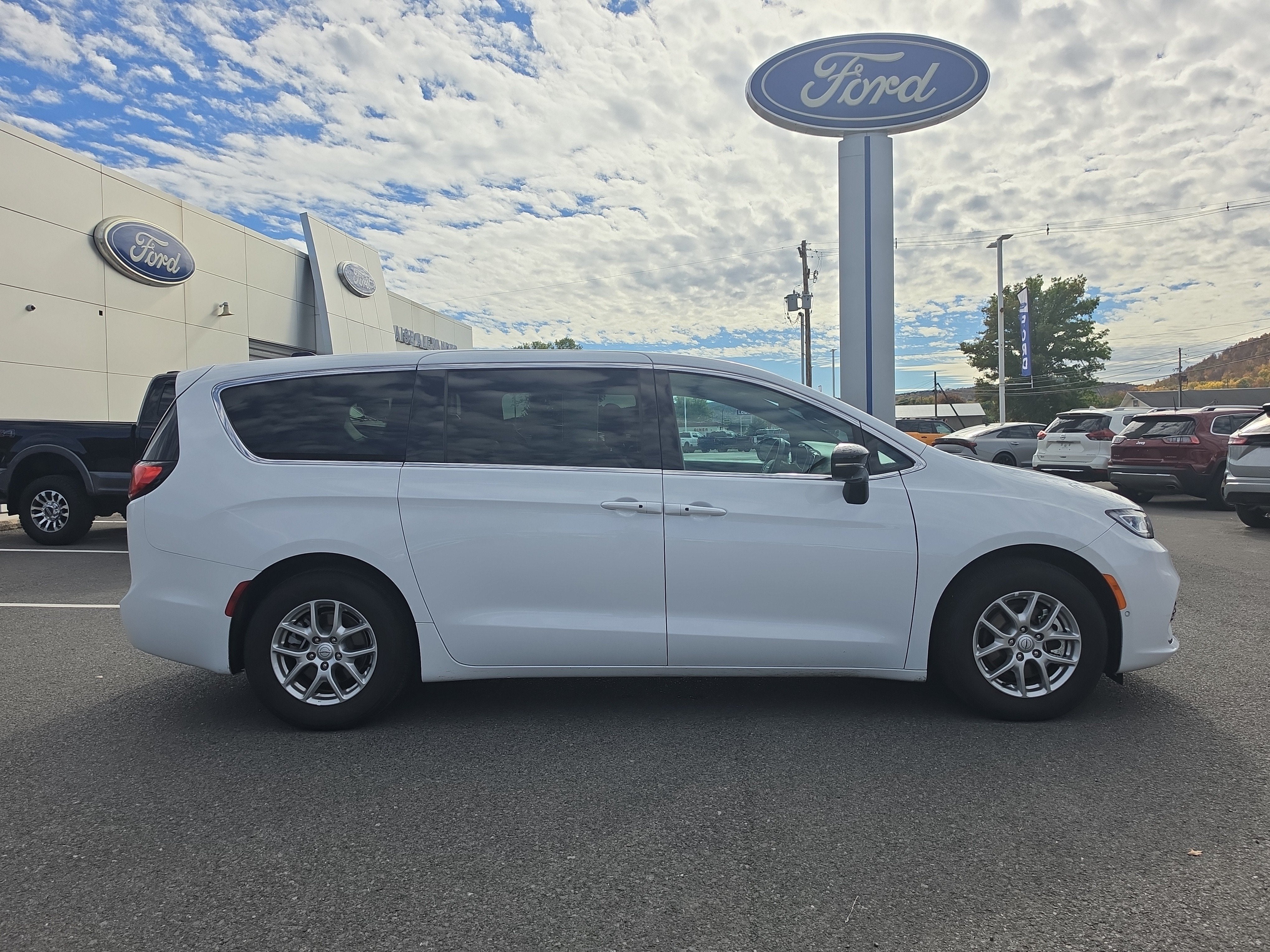 2026 Chrysler Pacifica Select