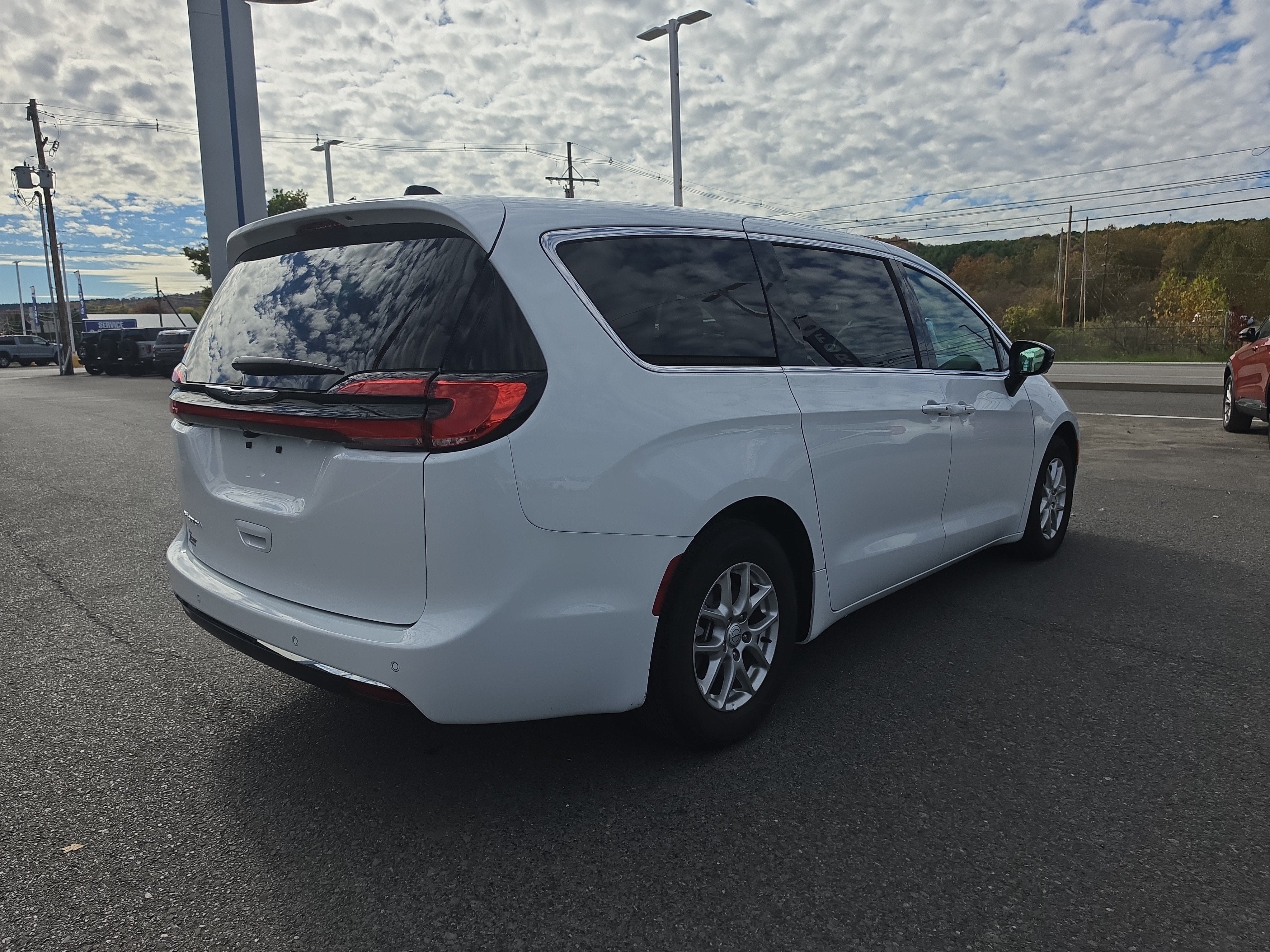 2026 Chrysler Pacifica Select