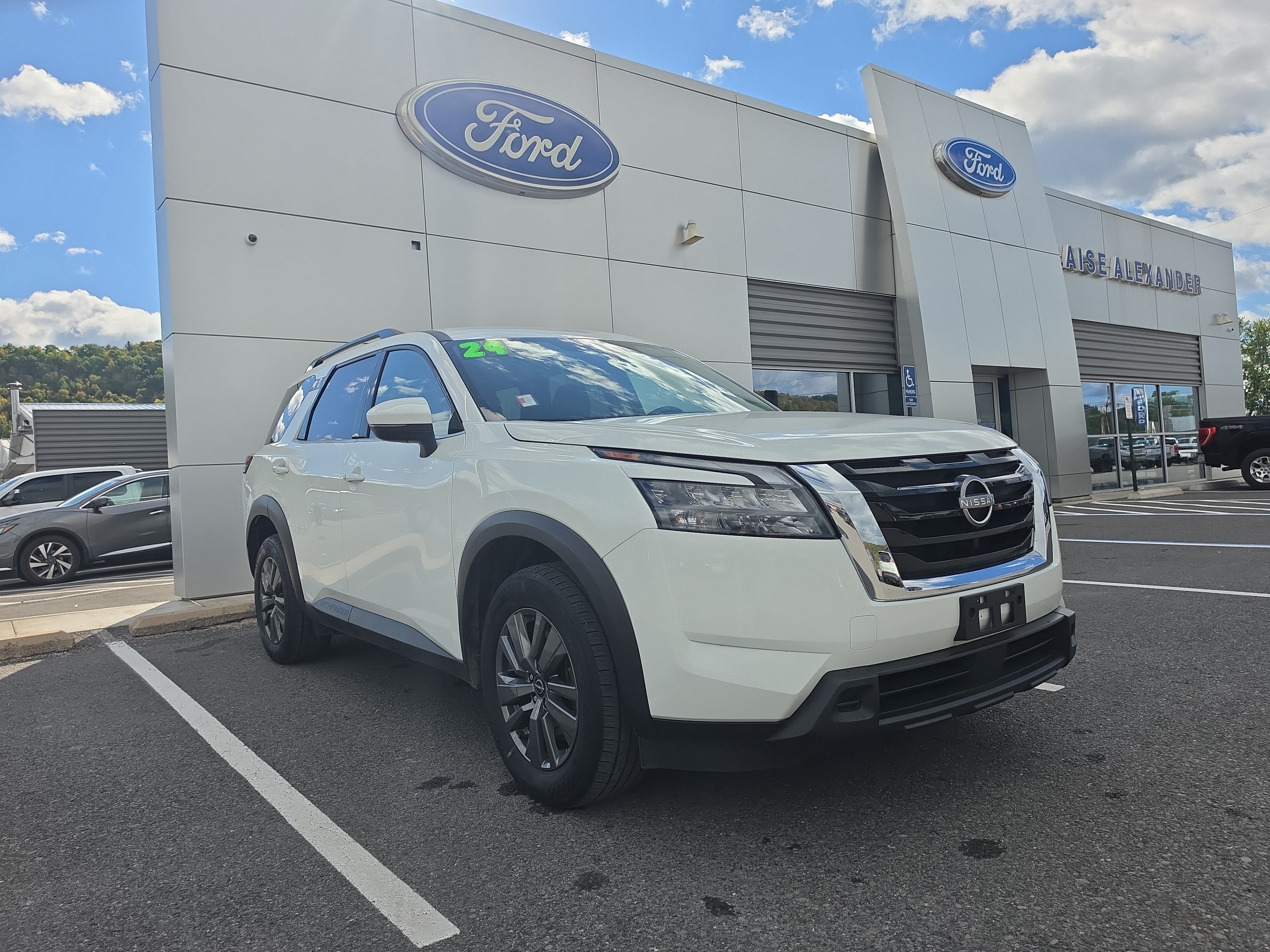 2024 Nissan Pathfinder SV