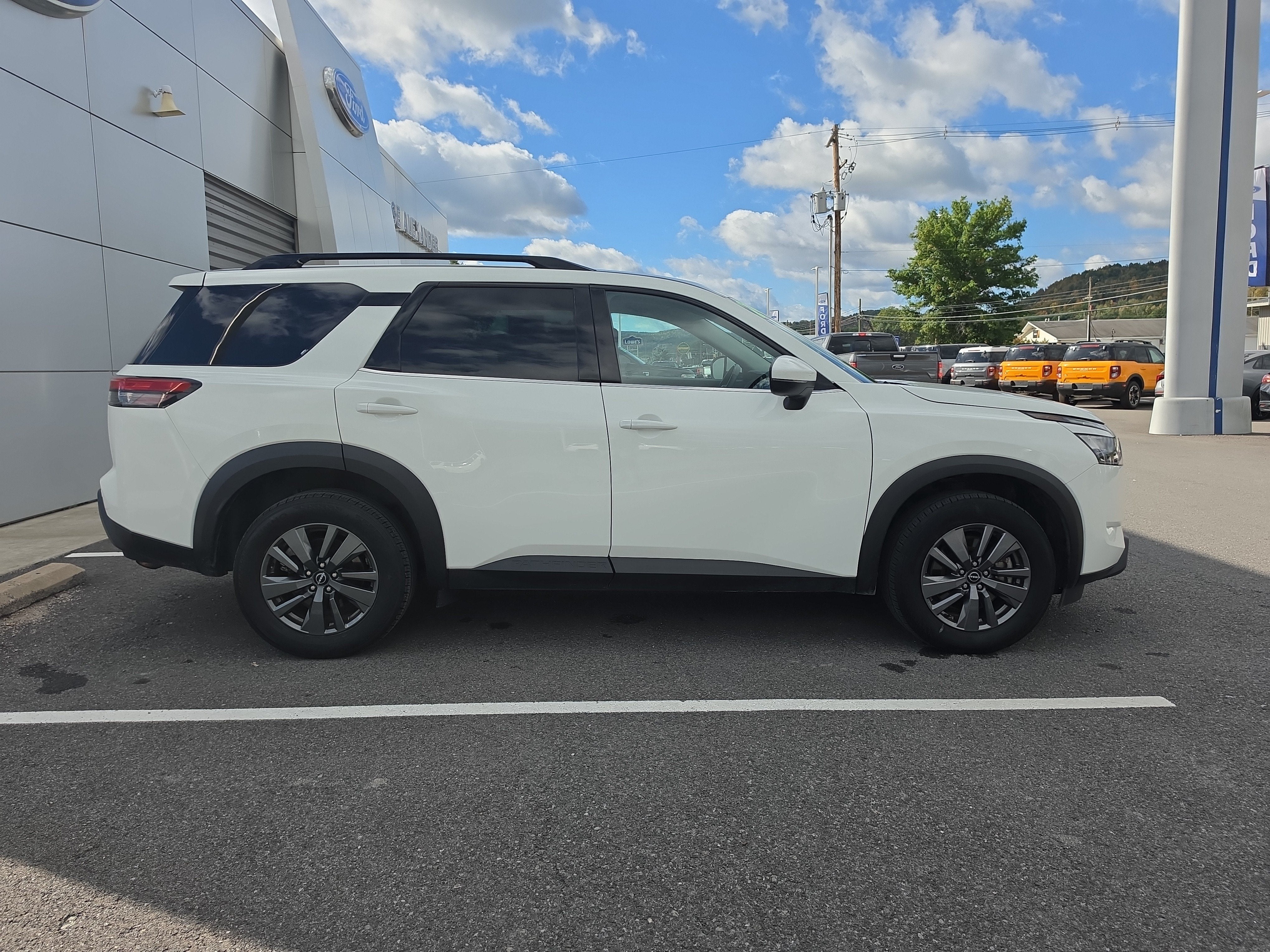 2024 Nissan Pathfinder SV