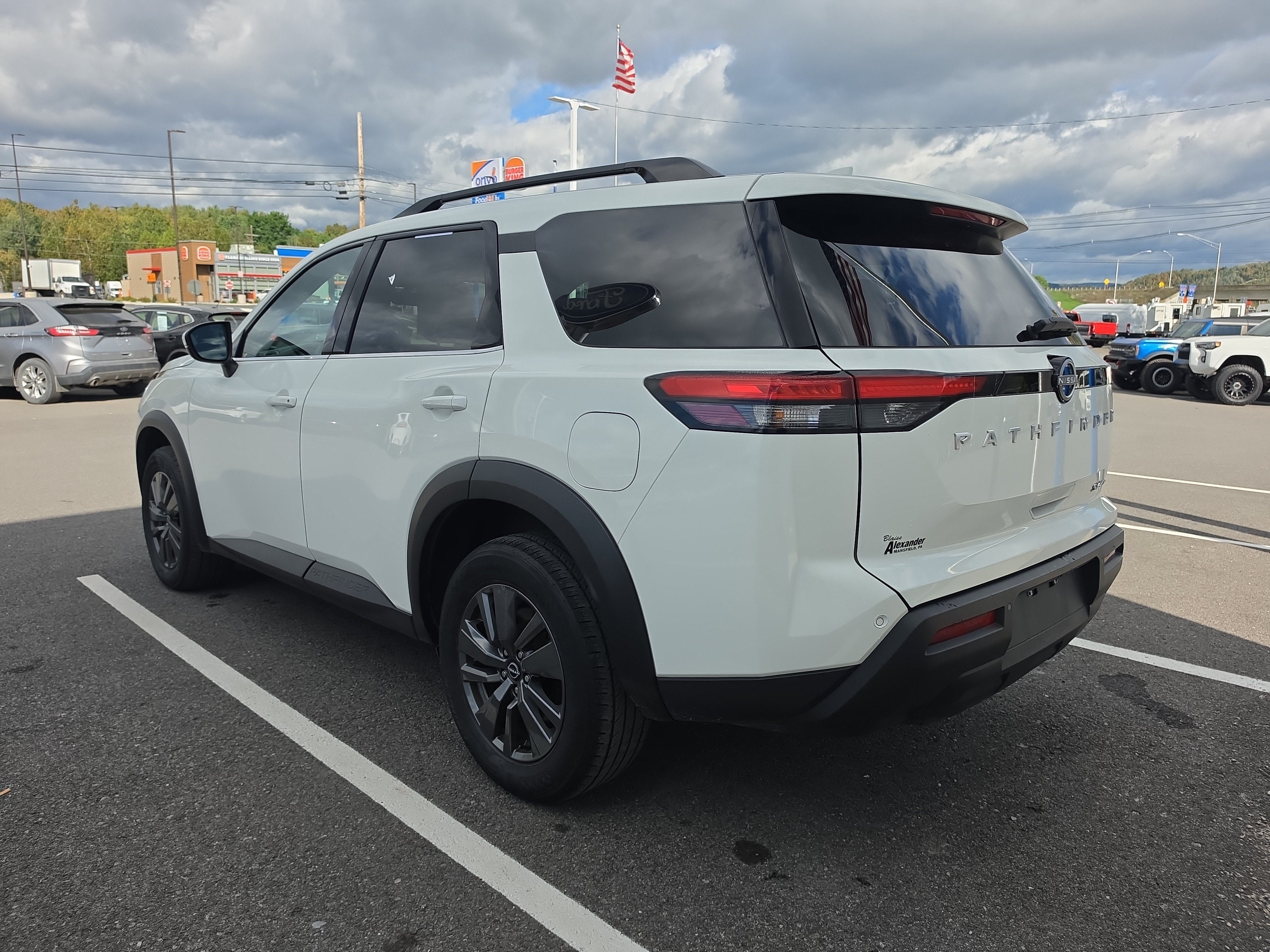 2024 Nissan Pathfinder SV