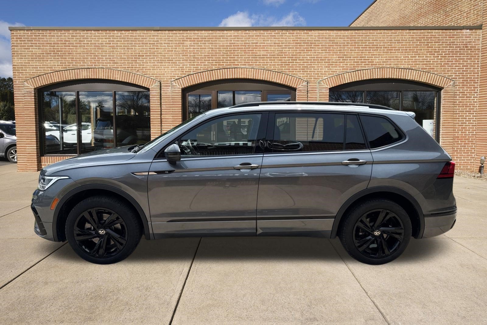 2024 Volkswagen Tiguan SE R-Line Black