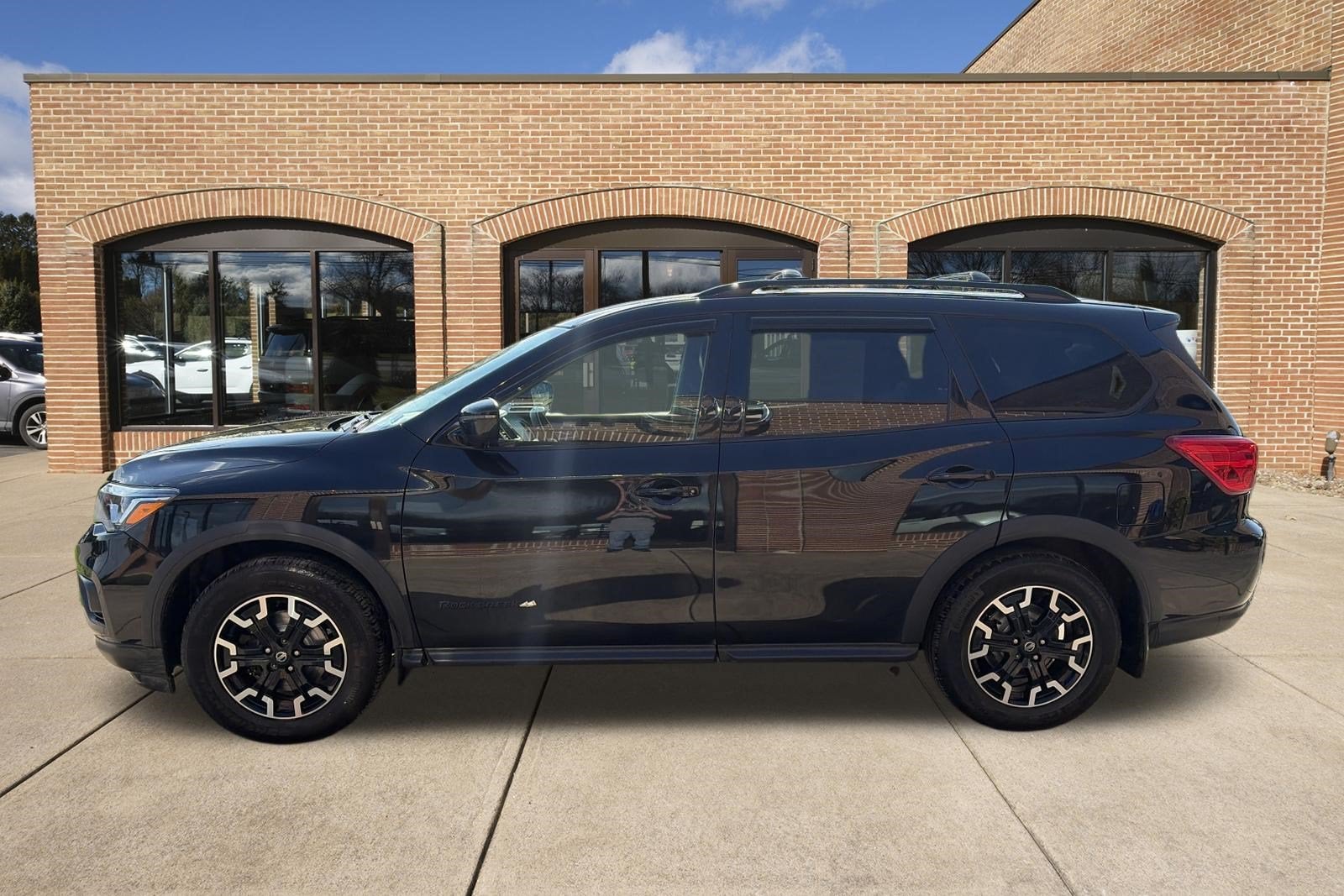 2020 Nissan Pathfinder SV