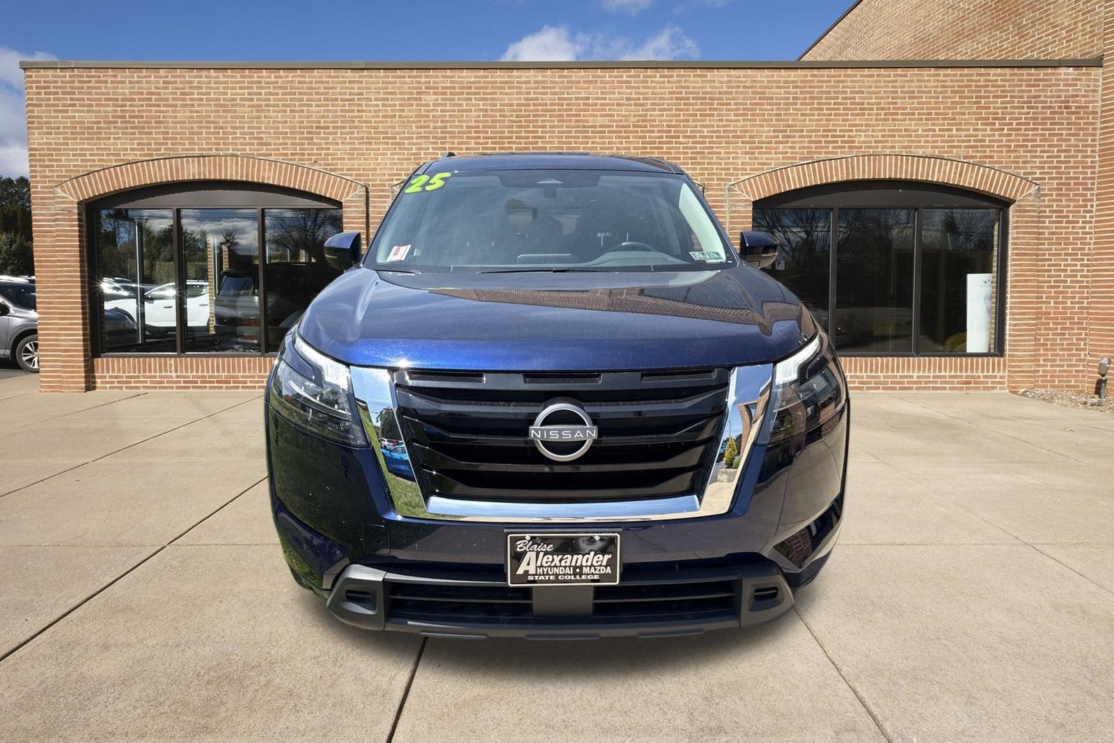 2025 Nissan Pathfinder SV