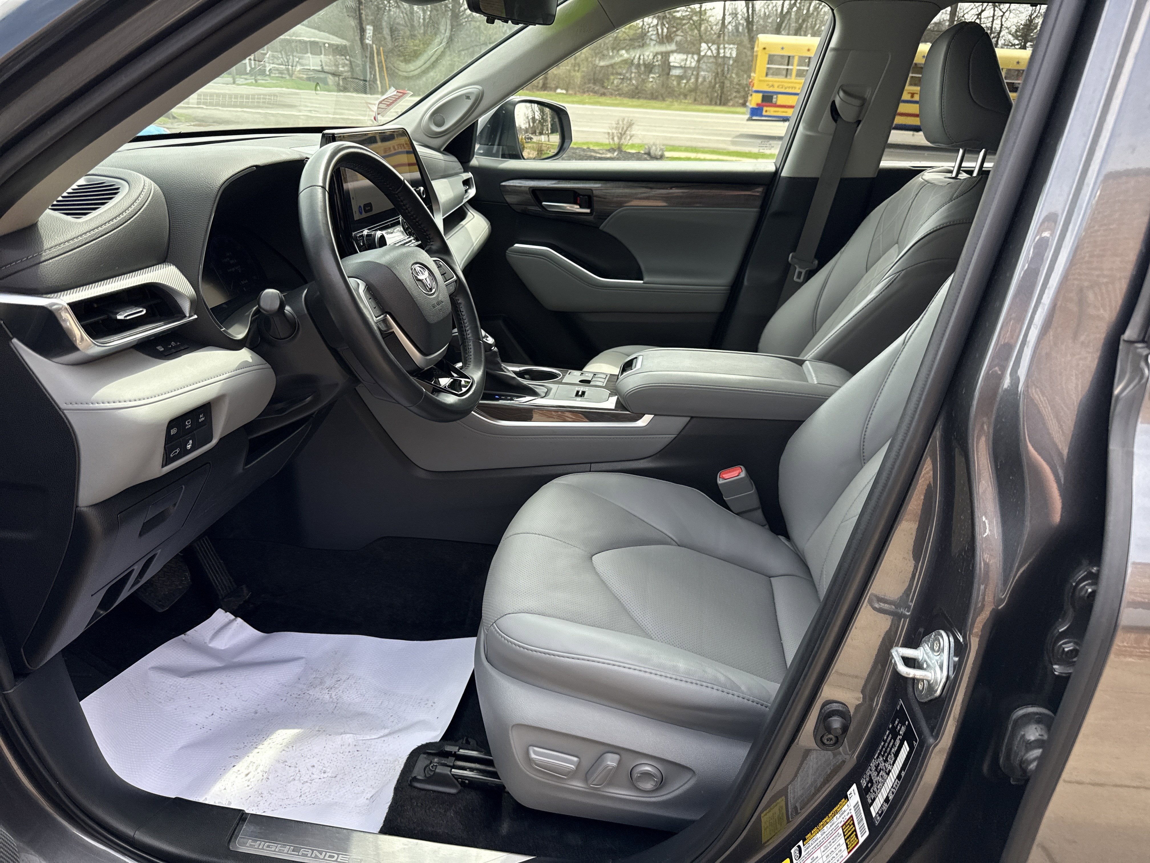 2023 Toyota Highlander Hybrid Platinum