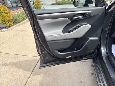 2023 Toyota Highlander Hybrid Platinum