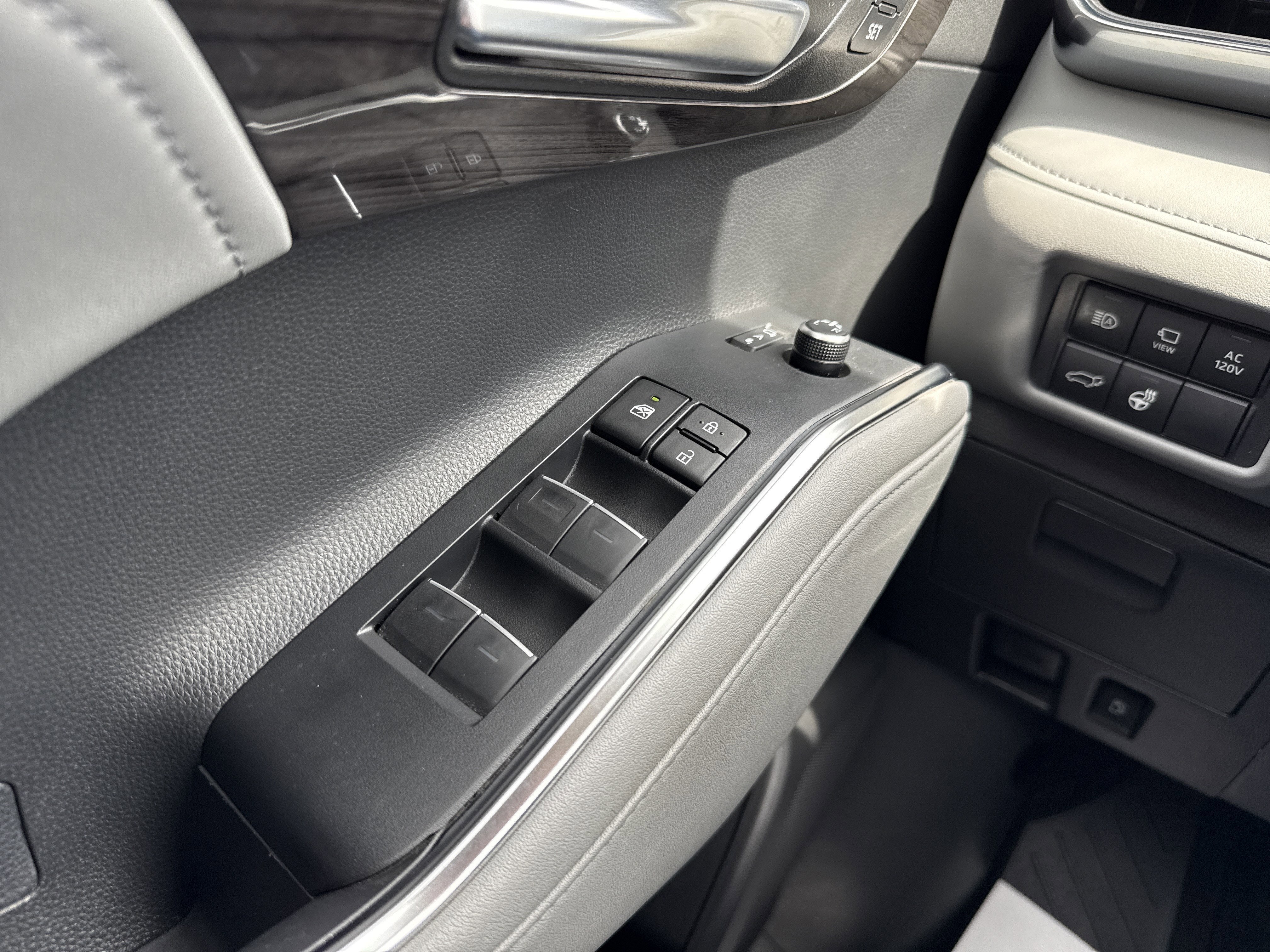 2023 Toyota Highlander Hybrid Platinum