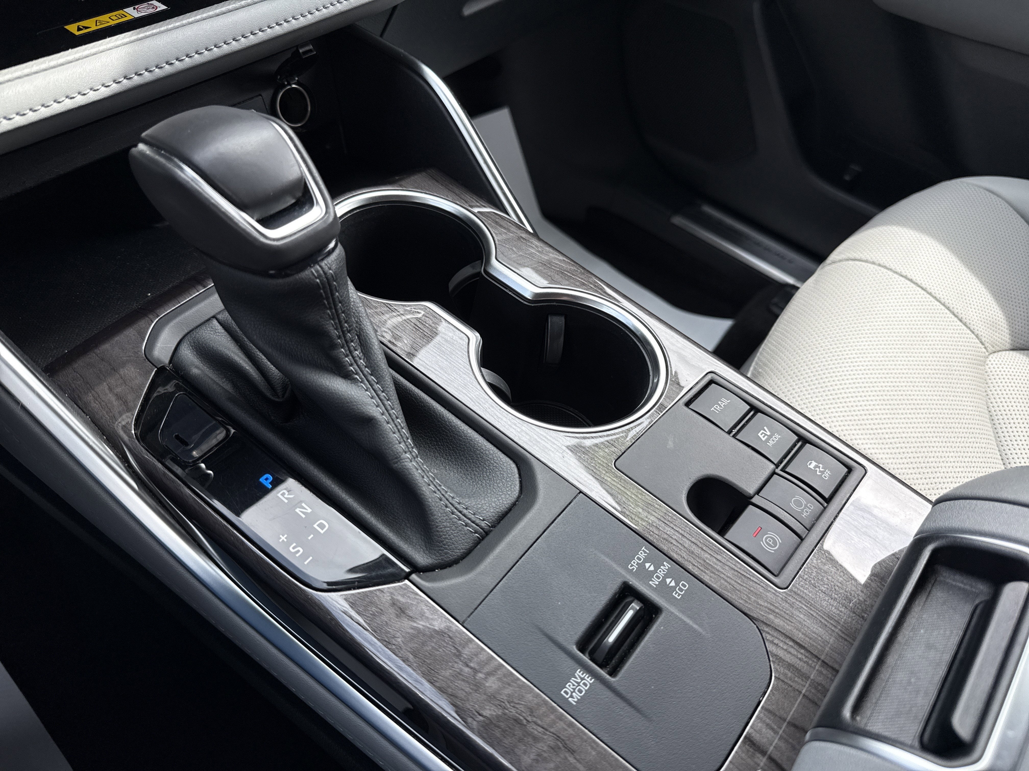 2023 Toyota Highlander Hybrid Platinum