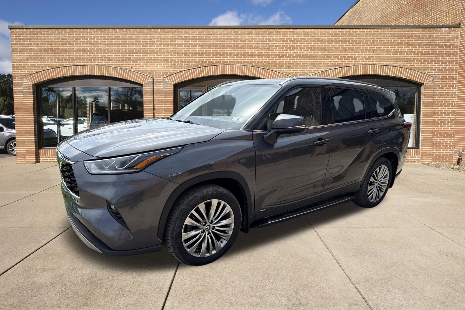 2023 Toyota Highlander Hybrid Platinum