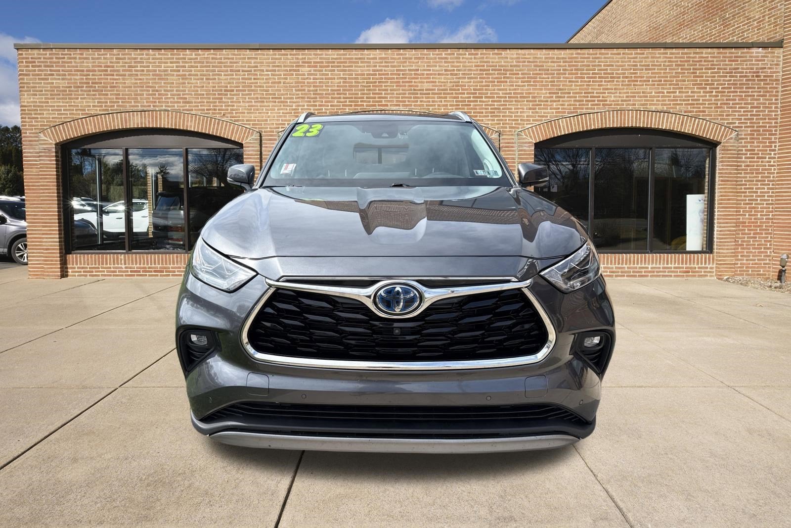 2023 Toyota Highlander Hybrid Platinum