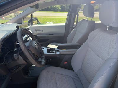 2025 Toyota Sienna LE