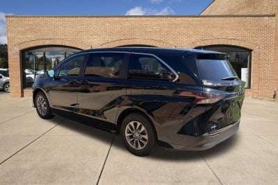 2025 Toyota Sienna LE
