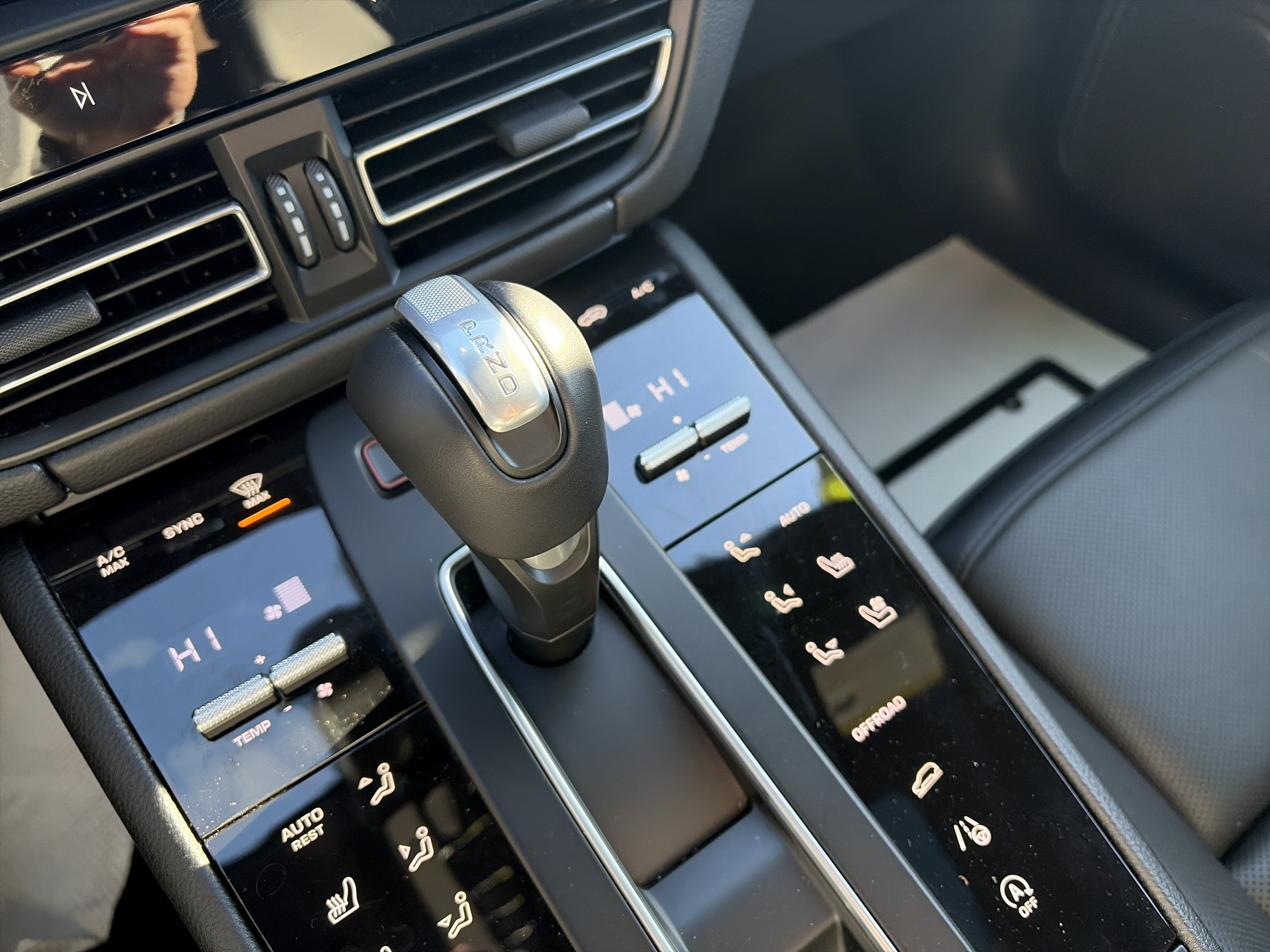 2025 Porsche Macan Base