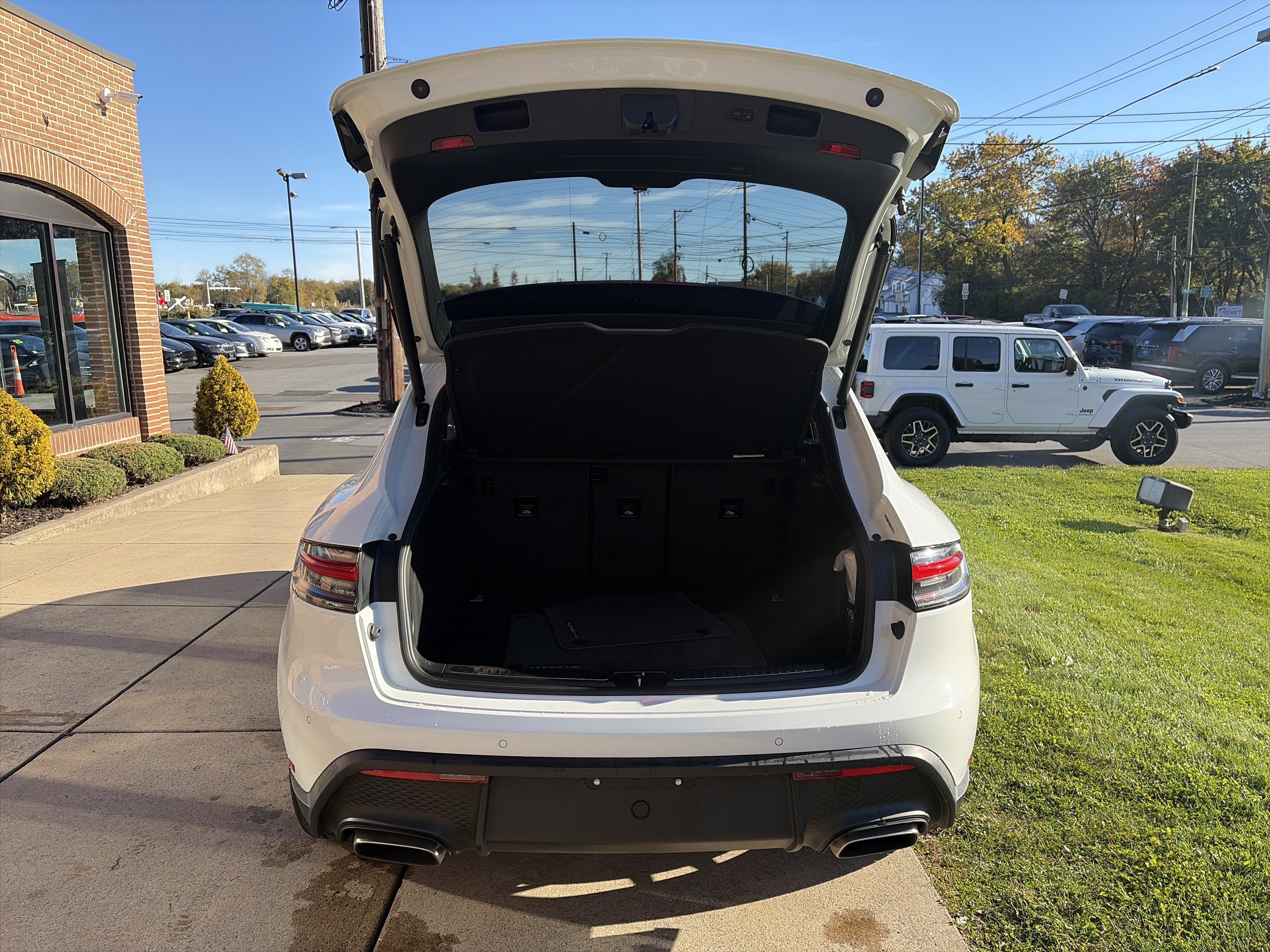 2025 Porsche Macan Base