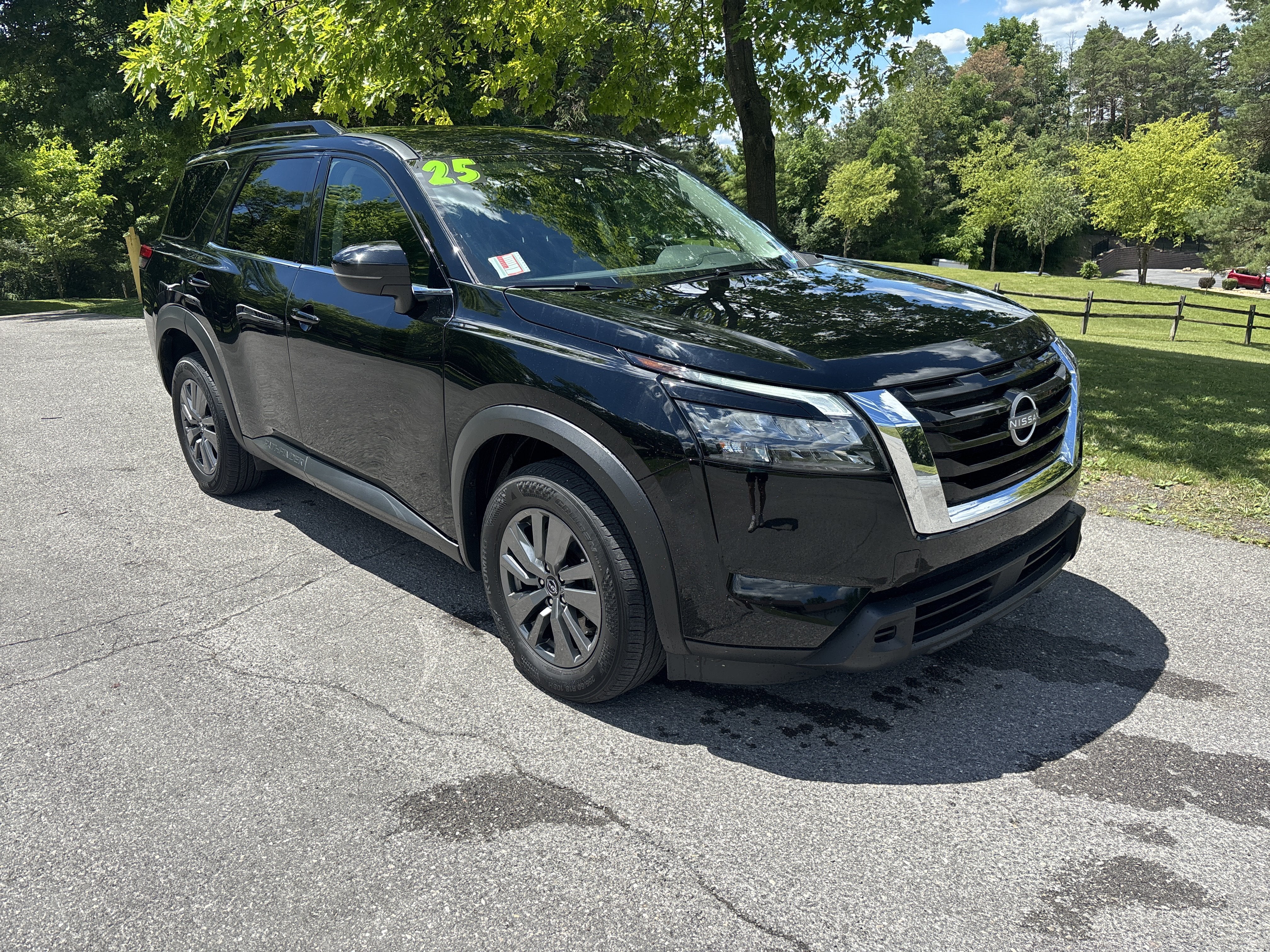 2025 Nissan Pathfinder SV
