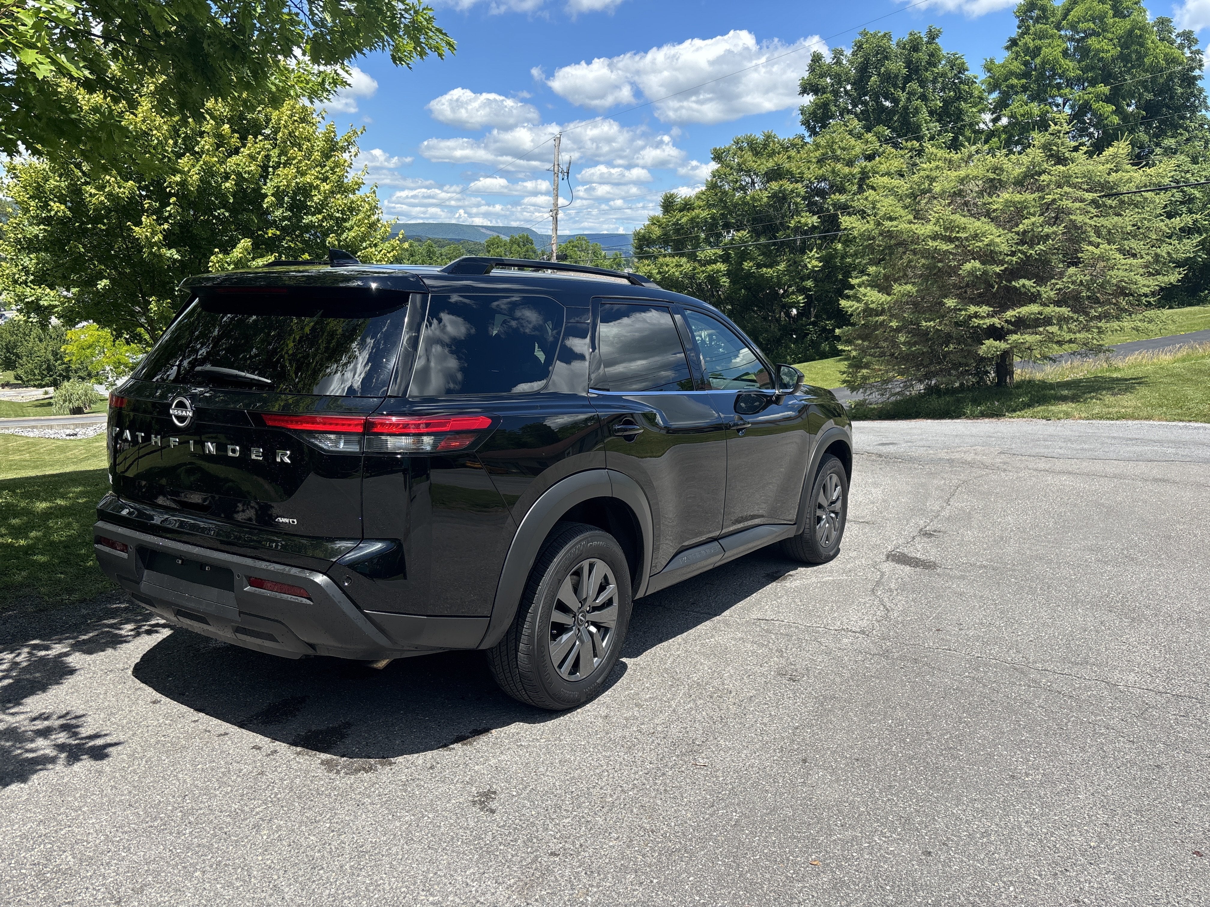 2025 Nissan Pathfinder SV