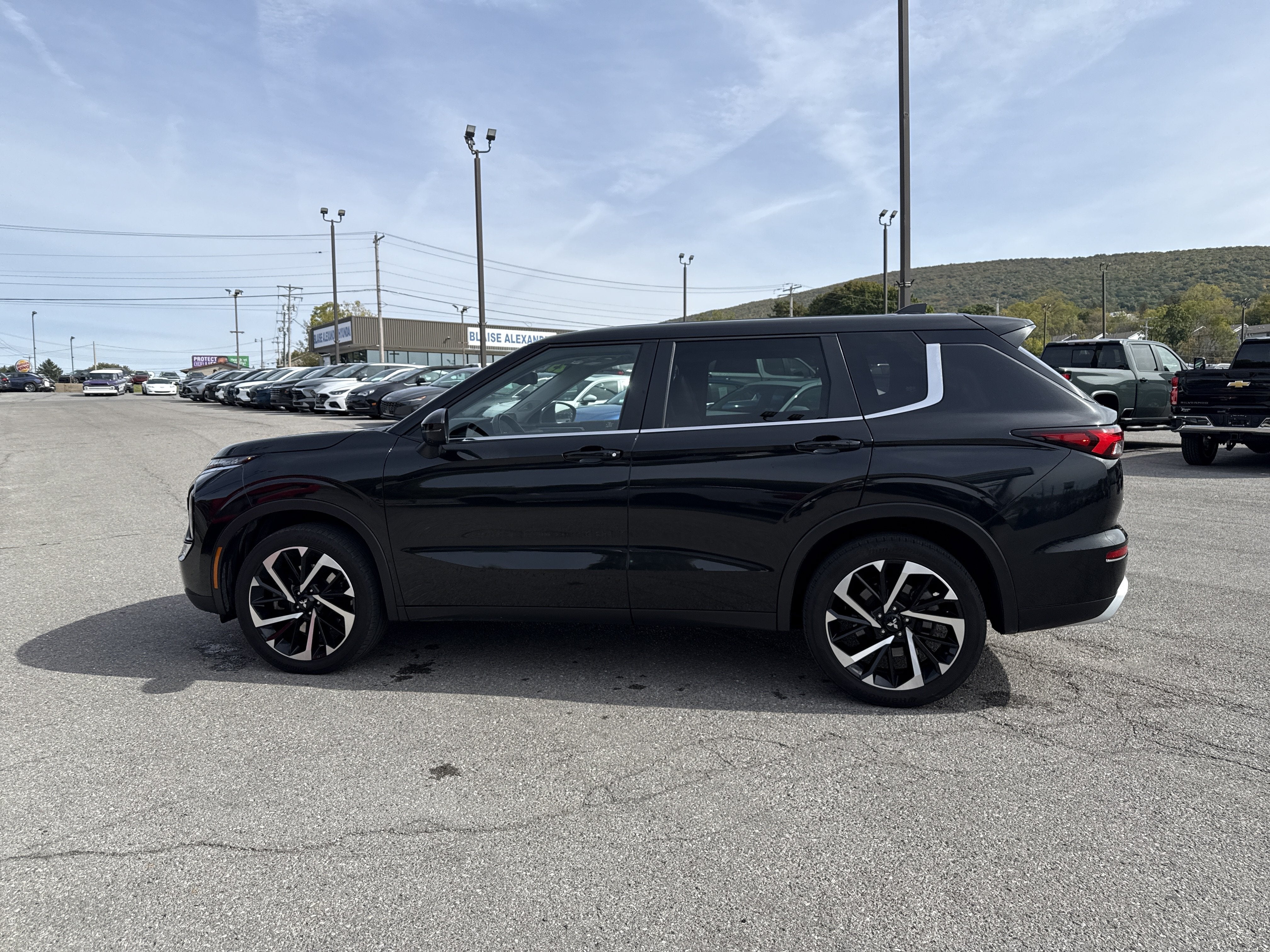 2023 Mitsubishi Outlander SE
