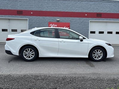 2025 Toyota Camry LE (SE)