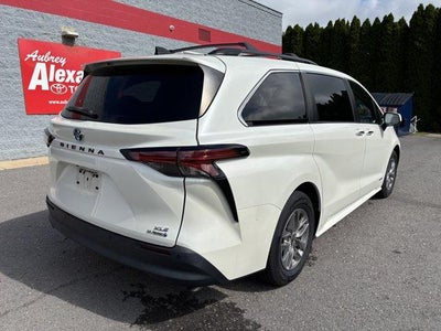 2021 Toyota Sienna XLE FWD 8-Passenger (Natl)