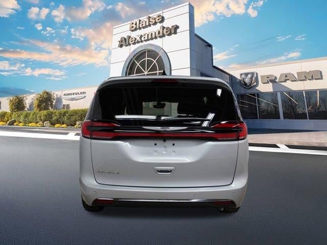 2026 Chrysler Pacifica Select FWD