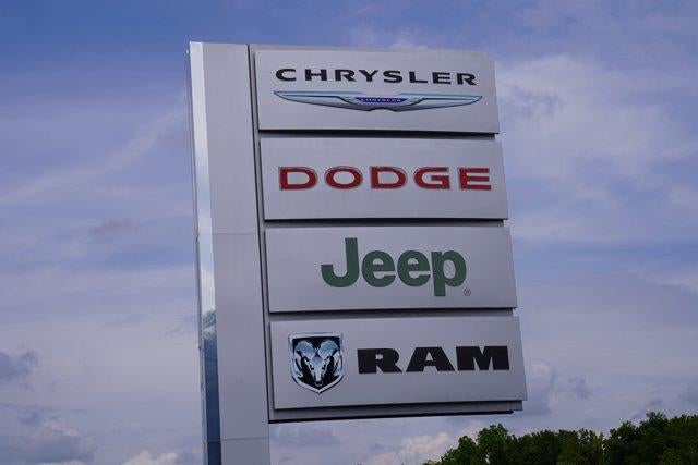 2019 Isuzu NPR HD 20 FT BOX TRUCK