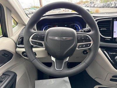 2023 Chrysler Pacifica Hybrid Touring L FWD