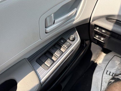 2025 Toyota Sienna LE FWD 8-Passenger (Natl)