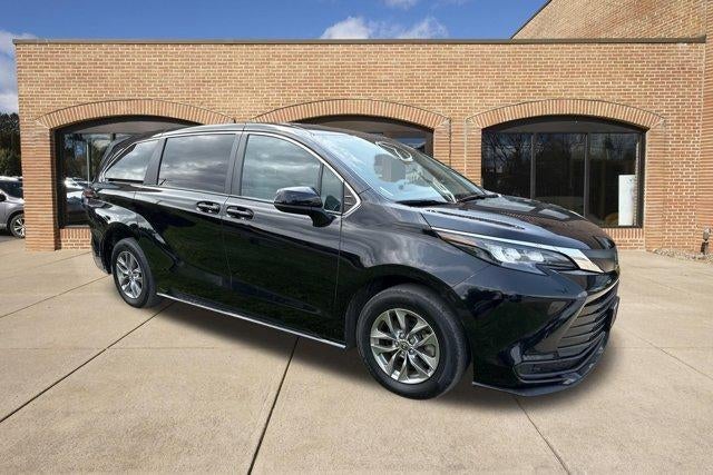 2025 Toyota Sienna LE FWD 8-Passenger (Natl)