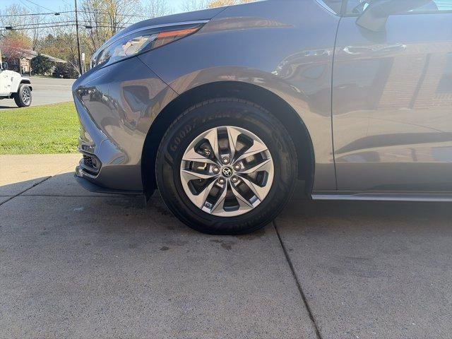 2022 Toyota Sienna LE FWD 8-Passenger (Natl)