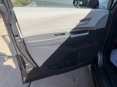2022 Toyota Sienna LE FWD 8-Passenger (Natl)