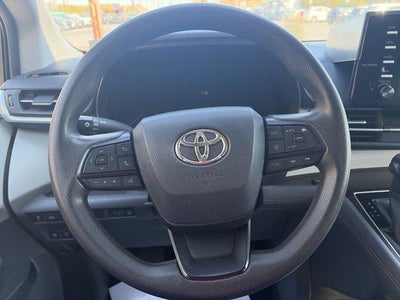 2022 Toyota Sienna LE FWD 8-Passenger (Natl)