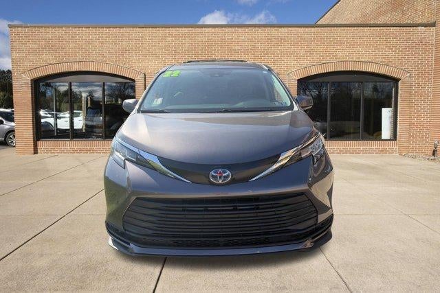 2022 Toyota Sienna LE FWD 8-Passenger (Natl)