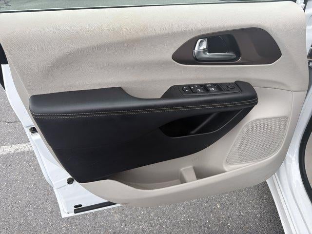 2023 Chrysler Voyager LX FWD