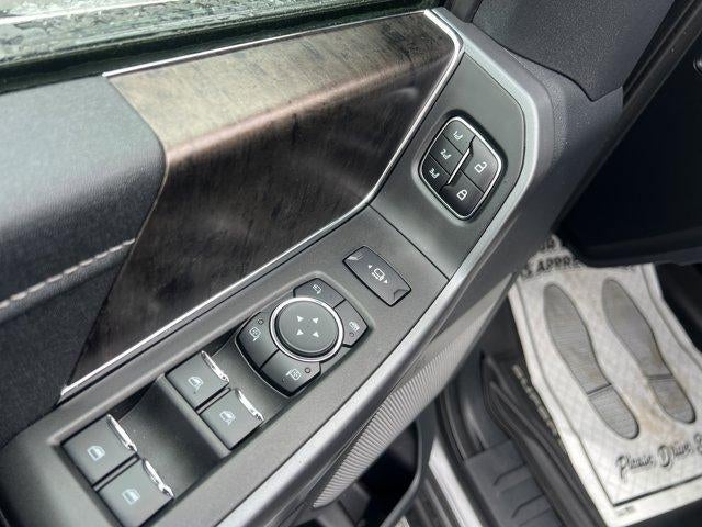 2025 Ford Super Duty F-350 DRW LARIAT 4WD Crew Cab 8' Box