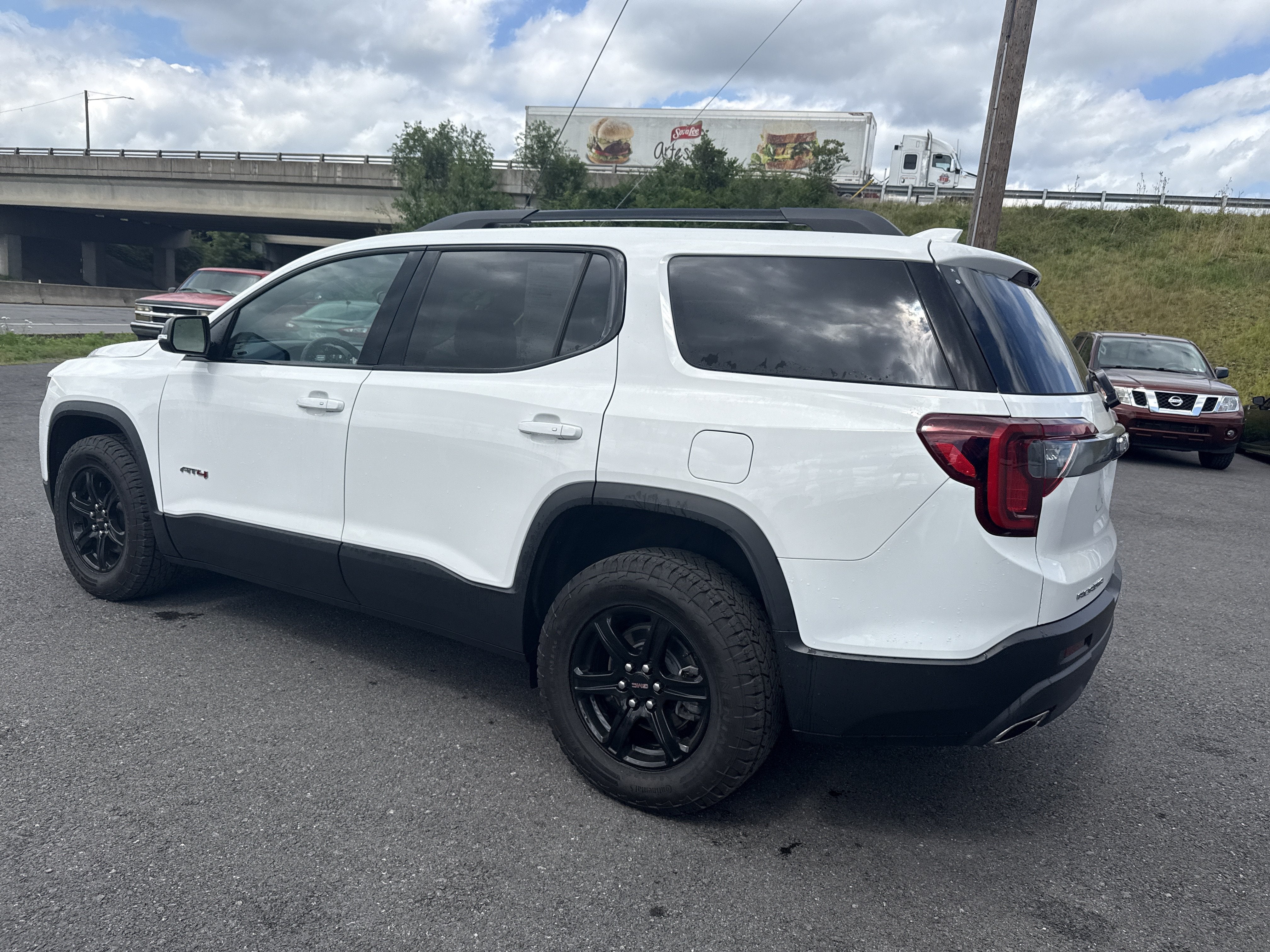 2023 GMC Acadia AT4
