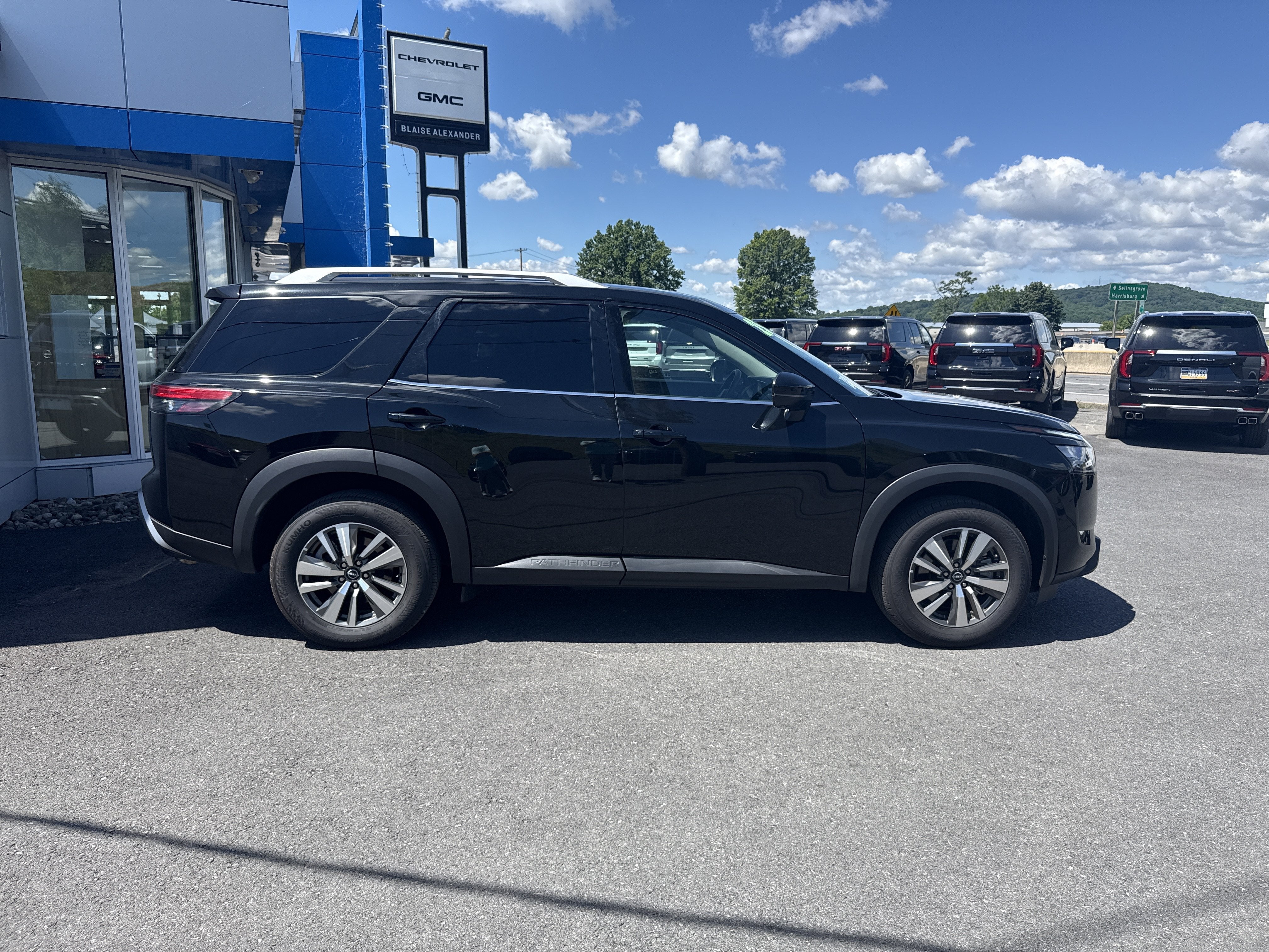2025 Nissan Pathfinder SL