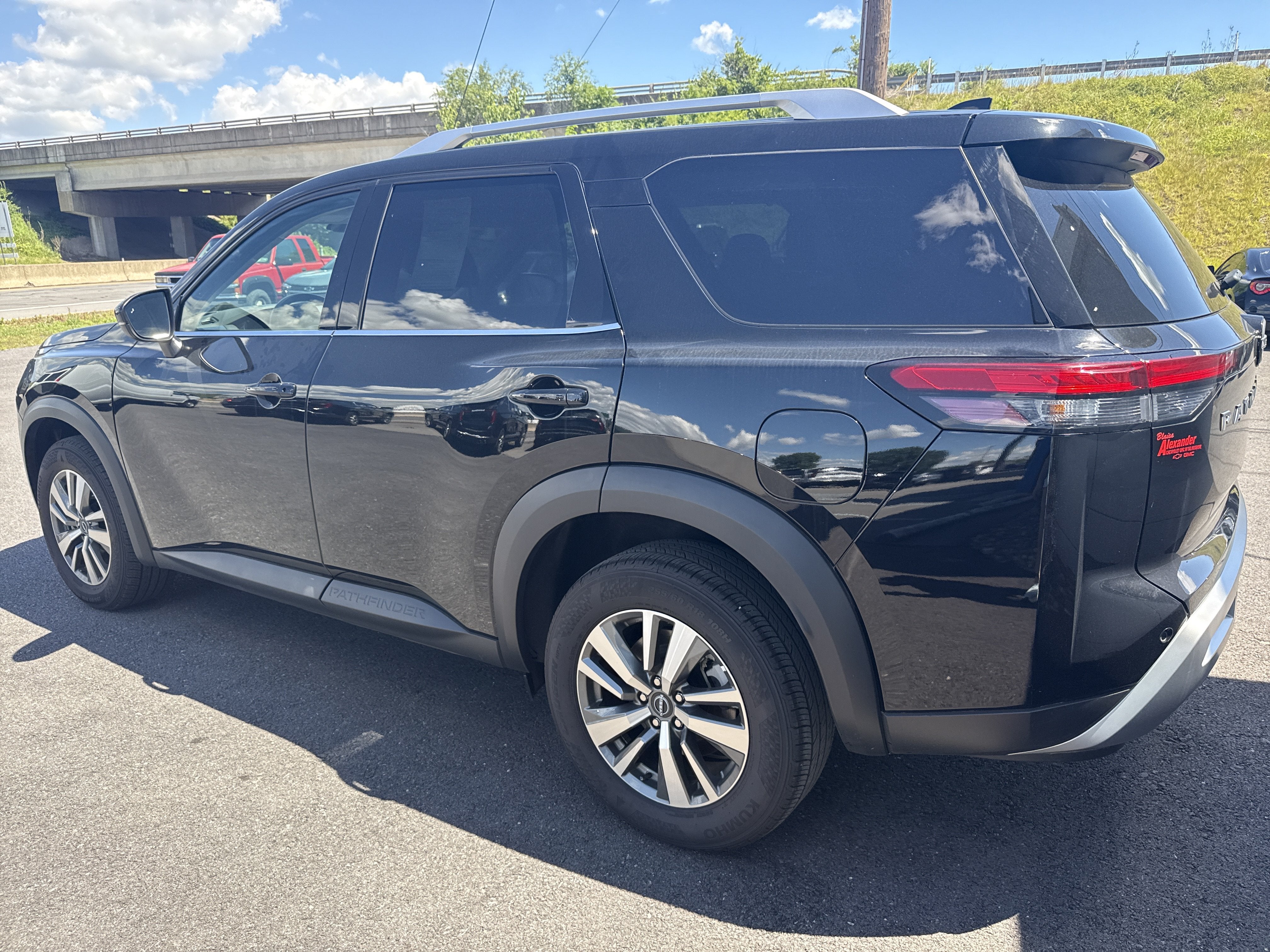 2025 Nissan Pathfinder SL